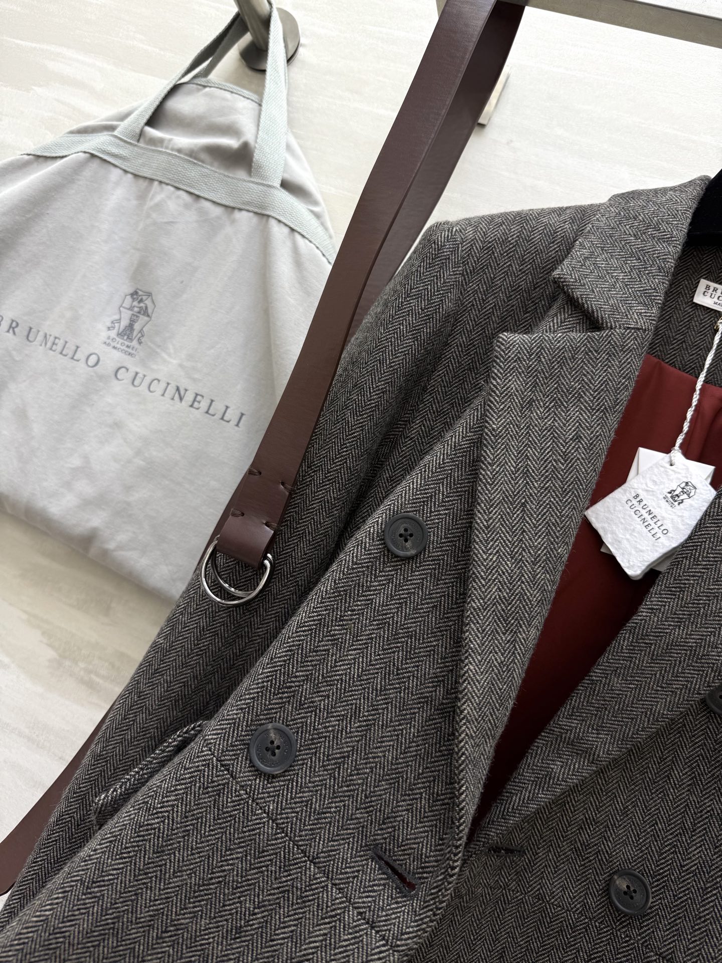 #BC²⁵秋冬新款 经典人字纹翻驳领西装外套 这款西装外套采用平驳领设计 线条简洁利落 适合多种场合 面