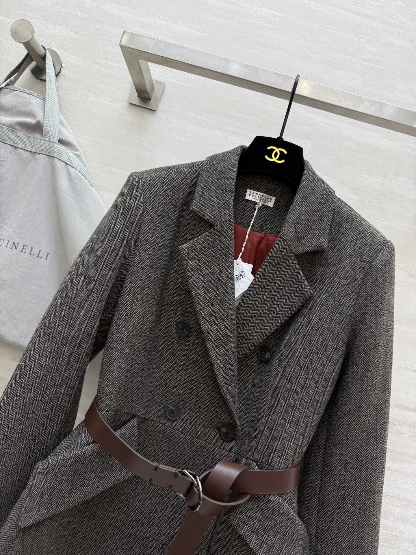 #BC²⁵秋冬新款 经典人字纹翻驳领西装外套 这款西装外套采用平驳领设计 线条简洁利落 适合多种场合 面