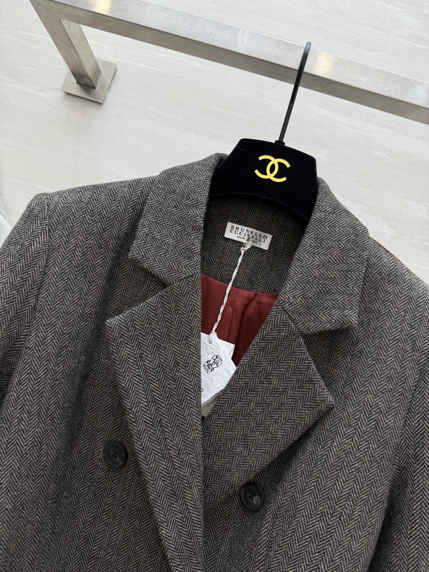 #BC²⁵秋冬新款 经典人字纹翻驳领西装外套 这款西装外套采用平驳领设计 线条简洁利落 适合多种场合 面