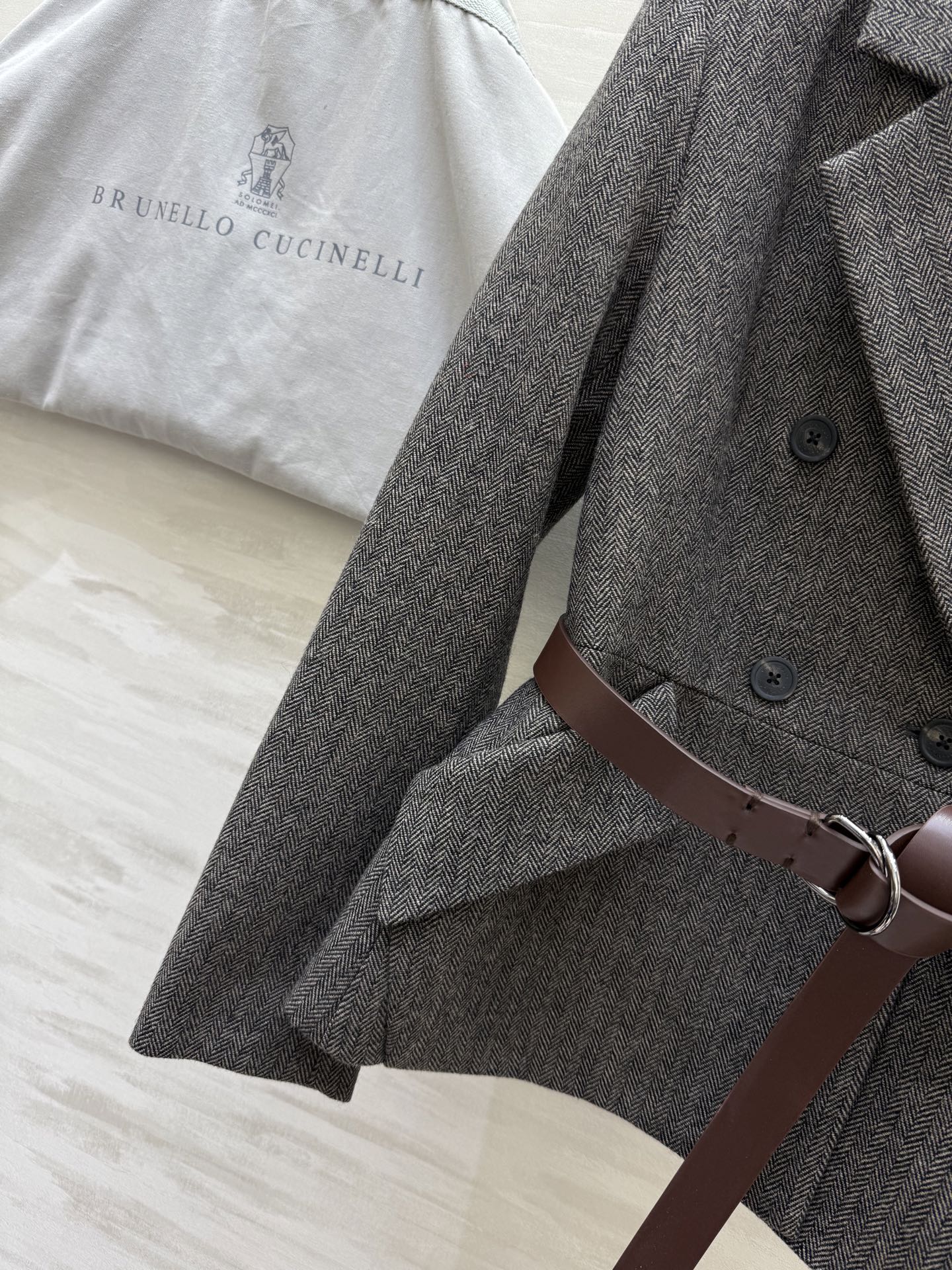 #BC²⁵秋冬新款 经典人字纹翻驳领西装外套 这款西装外套采用平驳领设计 线条简洁利落 适合多种场合 面