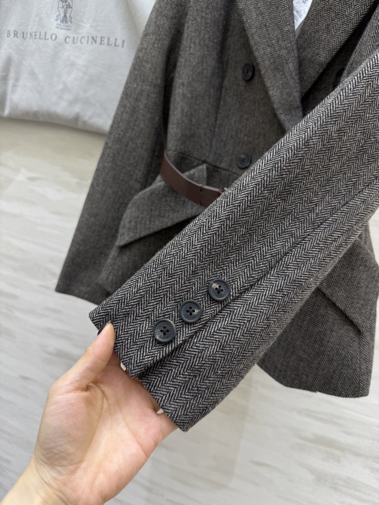 #BC²⁵秋冬新款 经典人字纹翻驳领西装外套 这款西装外套采用平驳领设计 线条简洁利落 适合多种场合 面