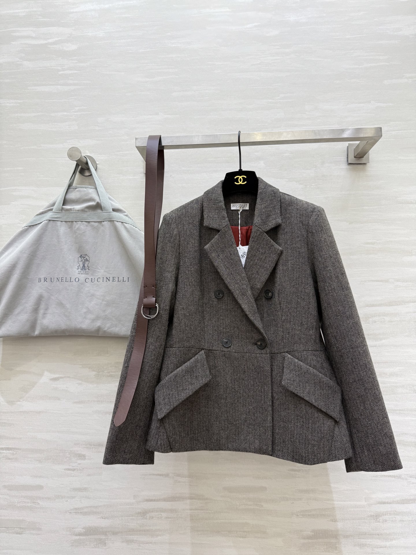 #BC²⁵秋冬新款 经典人字纹翻驳领西装外套 这款西装外套采用平驳领设计 线条简洁利落 适合多种场合 面