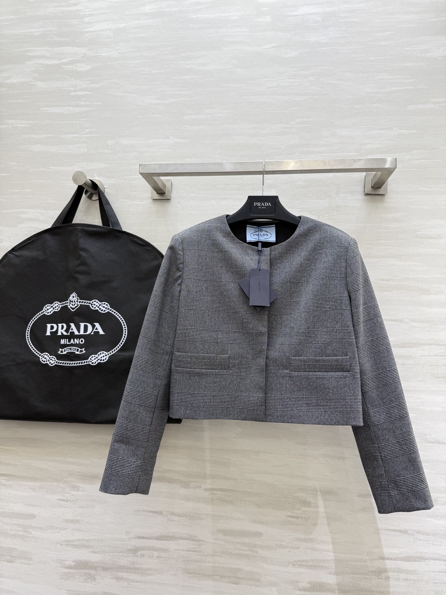 NO:591530,#Prad new autumn and winter gray suit jacket, classic high-grade gray wool blend fabric, soft and warm, perfect for autumn and winter!  The short jacket makes you look taller and slimmer. It has neat lines and can be easily worn in the workplace or formal occasions. Pair it with a white shirt and black boots. It is simple and stylish. It is a must-have for fashion. High quality. Available in stock in sizes S/M/L (S size shoulder width 38, bust 94, length 44, prada, boots, jackets & coats, business suit, alexander wang19860909#Prad秋冬新款 灰色西装外套 经典高级灰调羊毛混纺面料 柔软又保暖 秋冬穿超合适！短款外套显高显瘦 线条利落 职场or正式场合都能轻松驾驭 内搭白讨衫＋黑长靴 简约又有气场 时髦精必备 高品质 现货来sizeS/M/L（s码肩宽38,胸围94,衣长44,,prada,boots,jackets & coats,business suit,alexander wang,Women's clothing