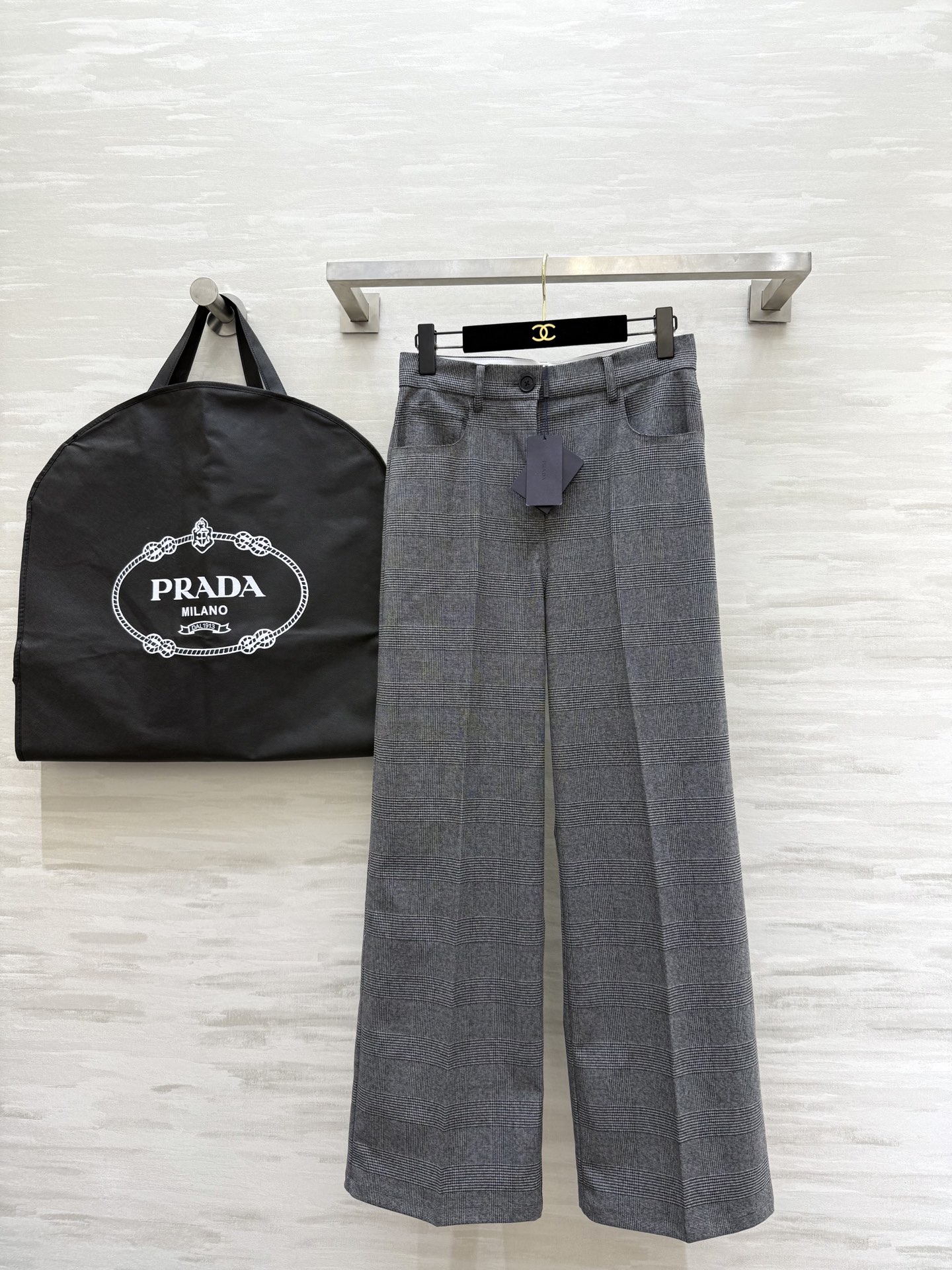 NO:591536,#Prad autumn and winter new style wool blended straight trousers, high quality custom-made, available in stock first size S/M/L (S size waist 70, bust 98, trouser length 104),, prada, alexander wang19860909#Prad秋冬新款 羊毛混纺直筒西裤 高品质定制 现货首发sizeS/M/L（s码腰围70,胸围98,裤长104）,,prada,alexander wang,Women's clothing
