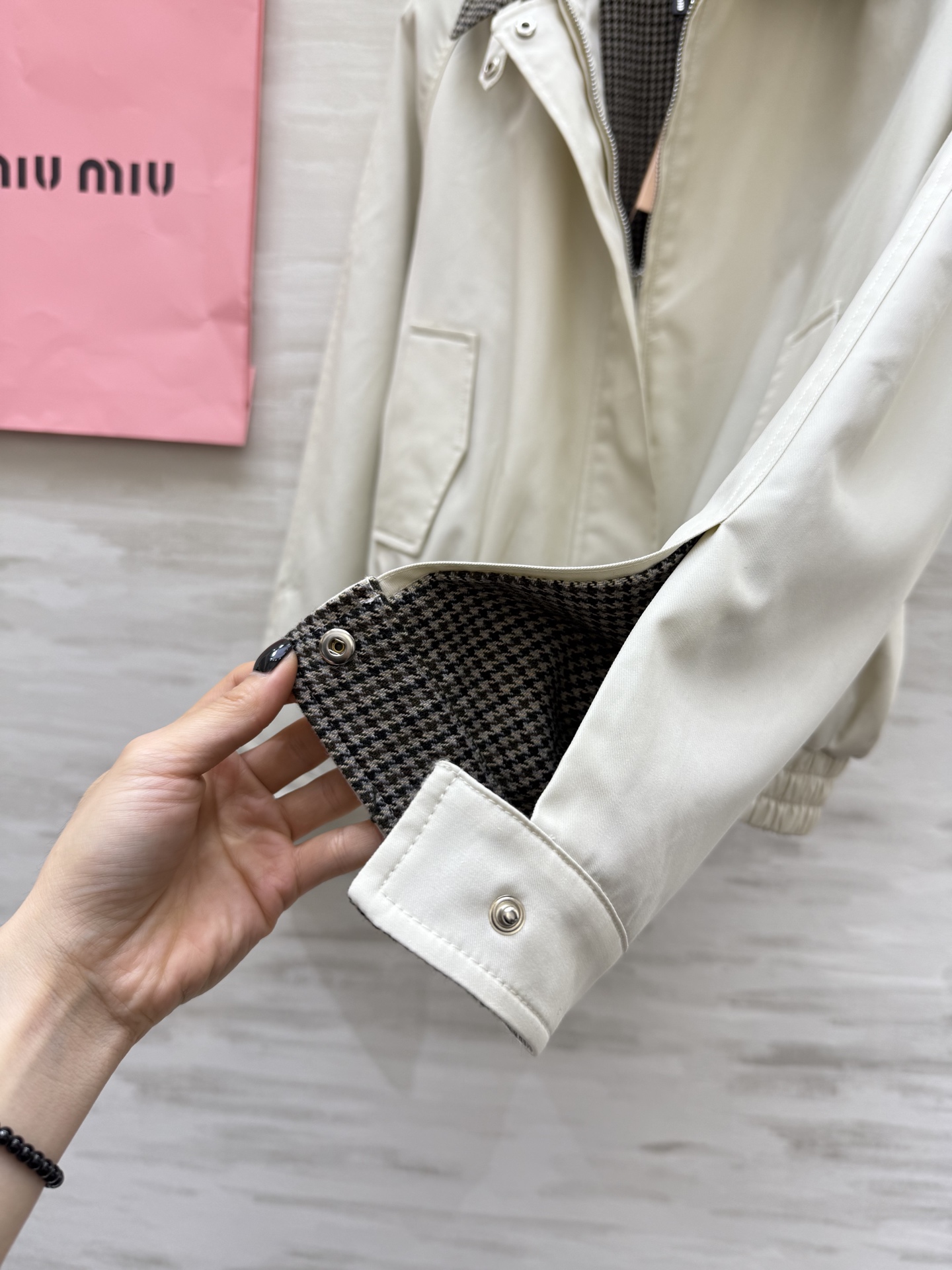 #Miumi♡²⁵秋冬新款 夹克外套 高品质 现货来size：S/M/L（s码胸围：112，衣长：52）