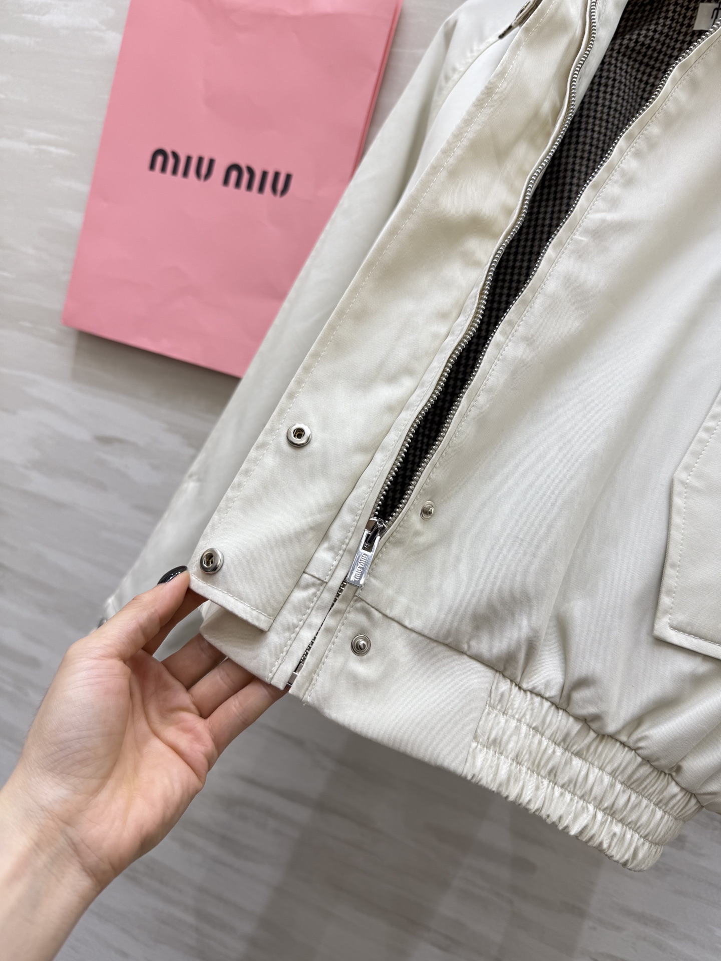 #Miumi♡²⁵秋冬新款 夹克外套 高品质 现货来size：S/M/L（s码胸围：112，衣长：52）