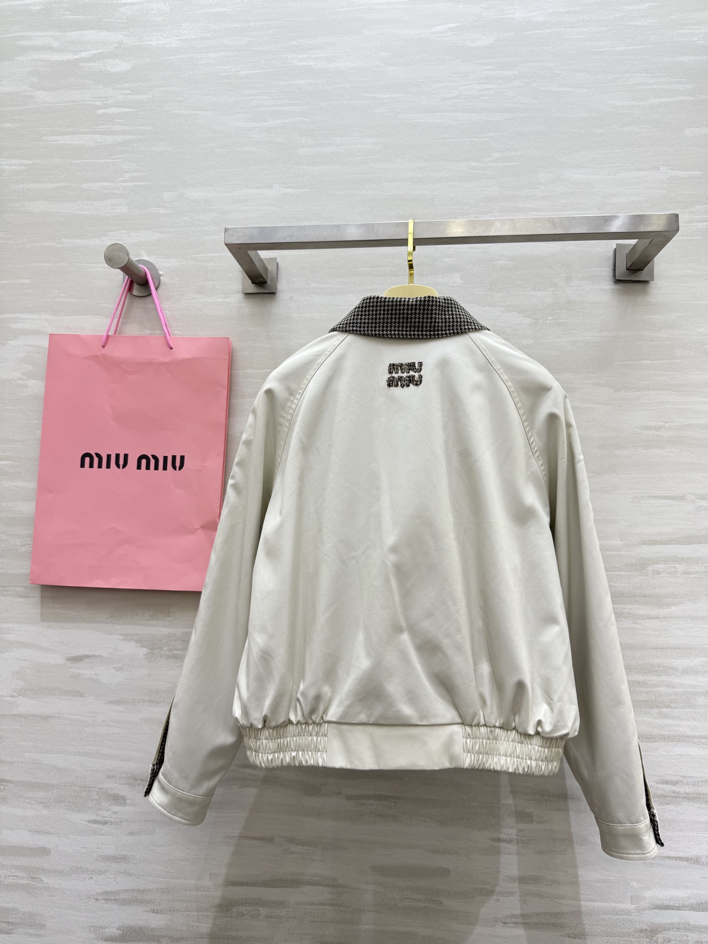#Miumi♡²⁵秋冬新款 夹克外套 高品质 现货来size：S/M/L（s码胸围：112，衣长：52）