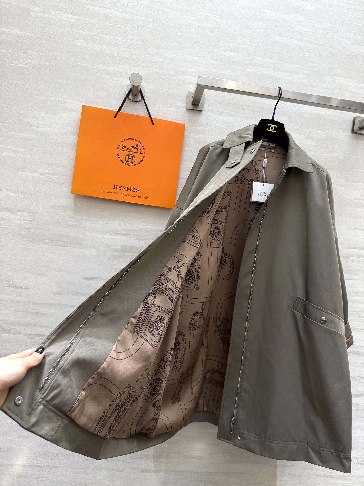 #Herme♡²⁵秋冬新款 中长款风衣外套 高品质 现货来size：S/M/L（s码胸围：136，衣长：