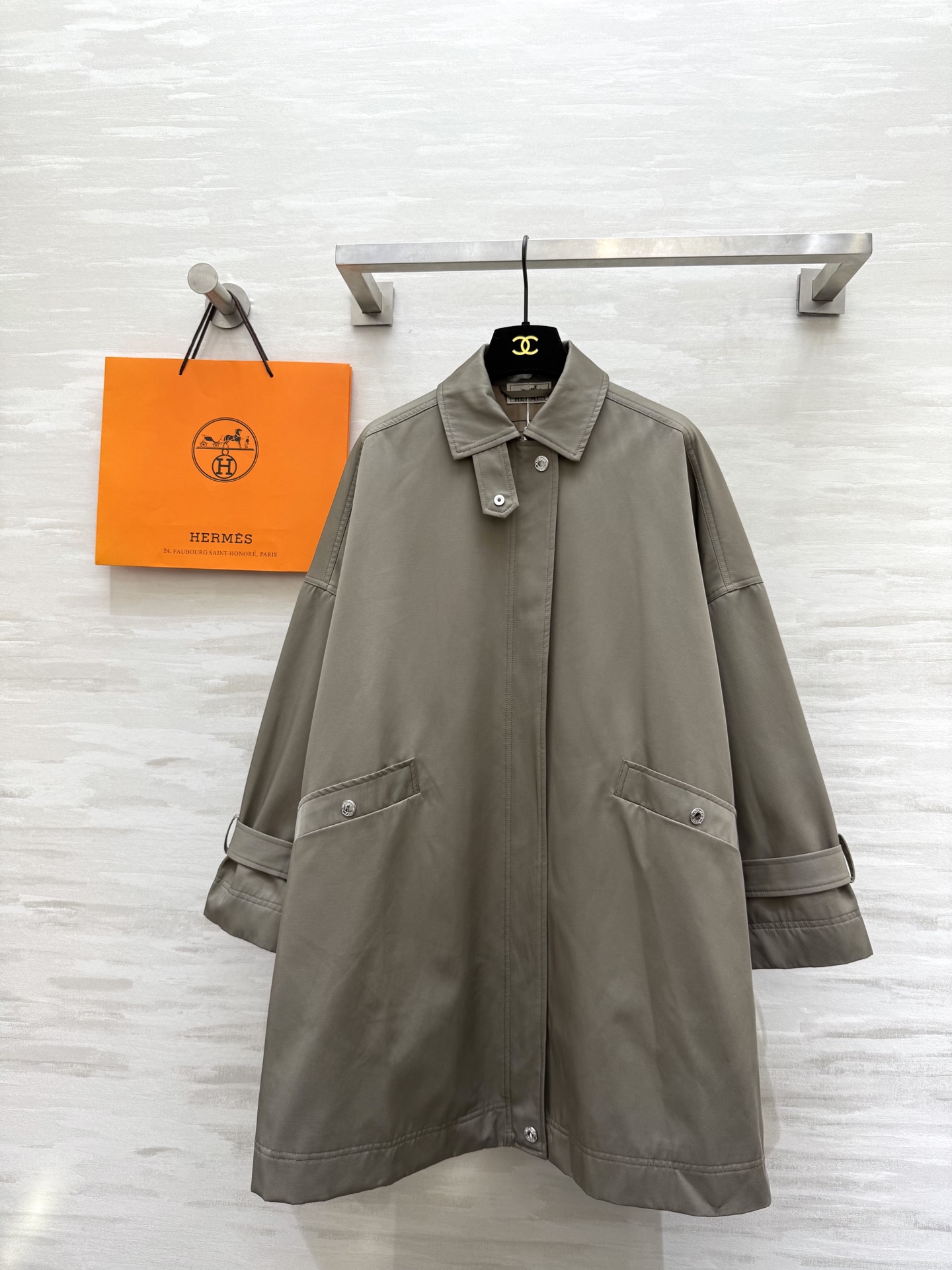 NO:591531,#Herme new autumn and winter style mid-length windbreaker jacket, high quality, available in stock, sizes S/M/L (S size bust 136, length 82, hermes, jackets & coats, alexander wang19860909#Herme秋冬新款 中长款风衣外套 高品质 现货来sizeS/M/L（s码胸围136,衣长82,,hermes,jackets & coats,alexander wang,Women's clothing