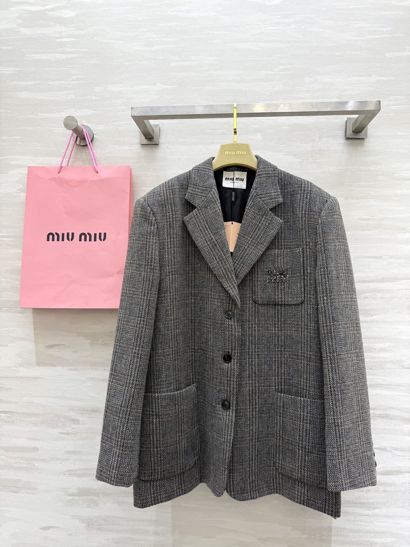 NO:591546,#Miumi new autumn and winter wool plaid suit jacket, high quality, available in stock, sizeS/M/L (S size shoulder width 43, chest 102, length 75),,miumiu,jackets & coats,business suit,alexander wang19860909#Miumi秋冬新款 羊毛格纹西装外套 高品质 现货来sizeS/M/L（s码肩宽43,胸围102,衣长75）,,miumiu,jackets & coats,business suit,alexander wang,Women's clothing