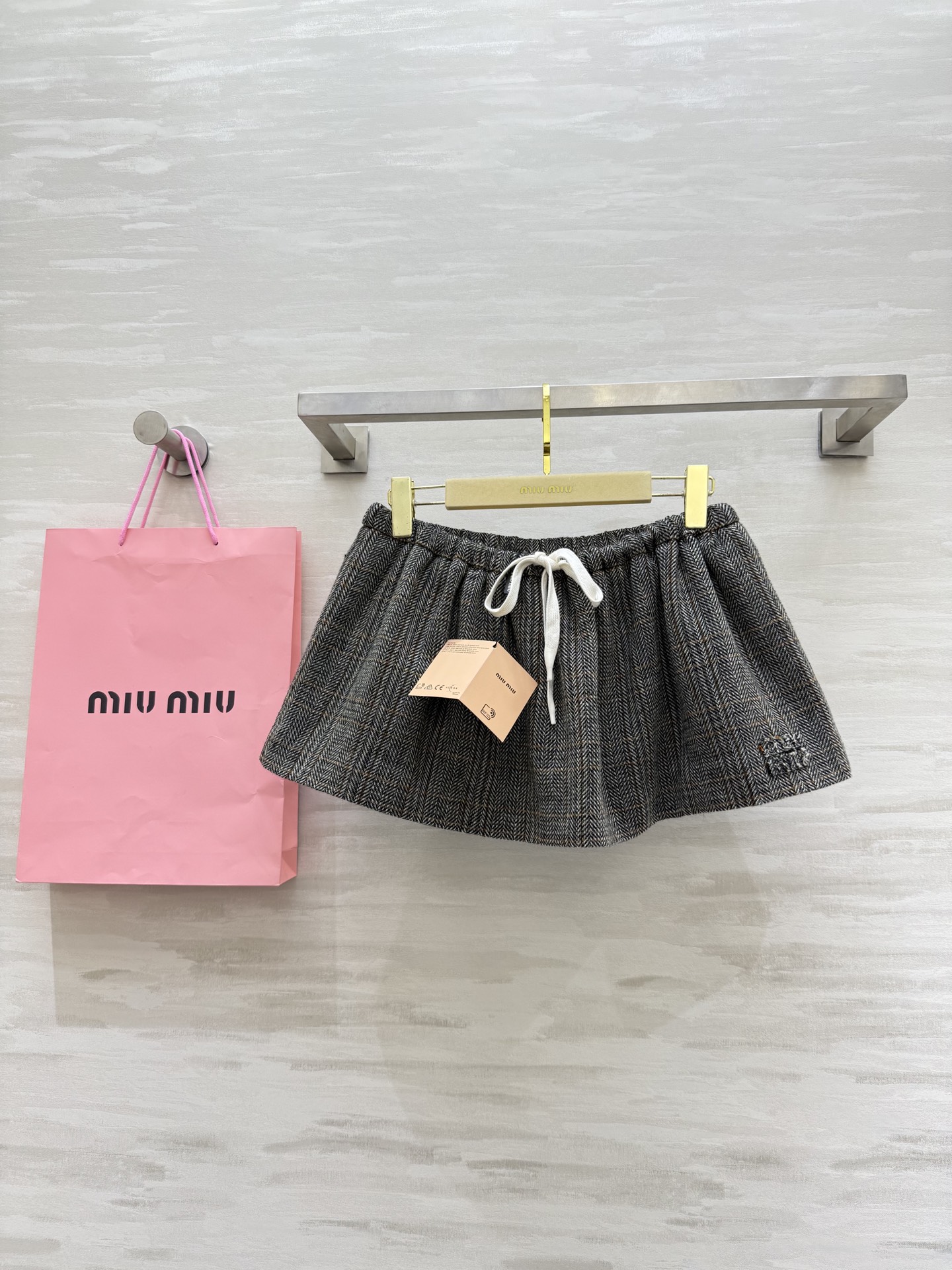 NO:591549,#Miumi new autumn and winter wool plaid skirt, high quality, available in stock, sizeS/M/L (S size waist 66, skirt length 27),,miumiu,skirts,alexander wang19860909#Miumi秋冬新款 羊毛格纹半裙 高品质 现货来sizeS/M/L（s码腰围66,裙长27）,,miumiu,skirts,alexander wang,Women's clothing