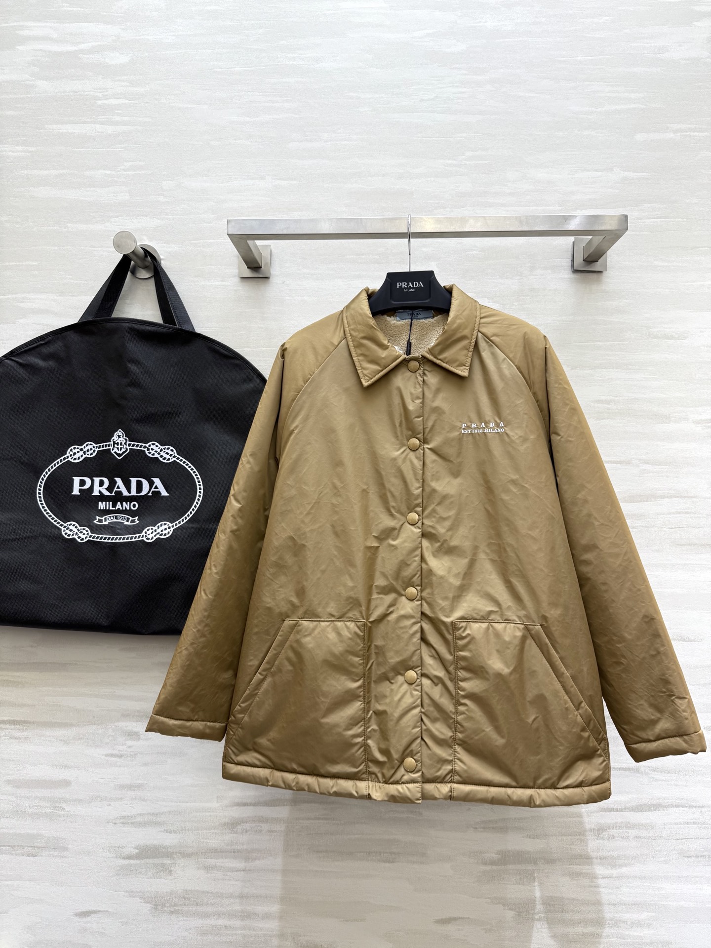NO:591526,#Prad autumn and winter new style shirt style jacket with eco-friendly lamb velvet lining and customized eco-friendly nylon fabric on the outside. High quality. Available now in sizes S/M/L (S size bust 102, length 70),, prada, jackets & coats, alexander wang19860909#Prad秋冬新款 衬衣式外套 内里环保羊羔绒 外层定制环保尼龙面料 高品质 现货来sizeS/M/L（s码胸围102,衣长70）,,prada,jackets & coats,alexander wang,Women's clothing