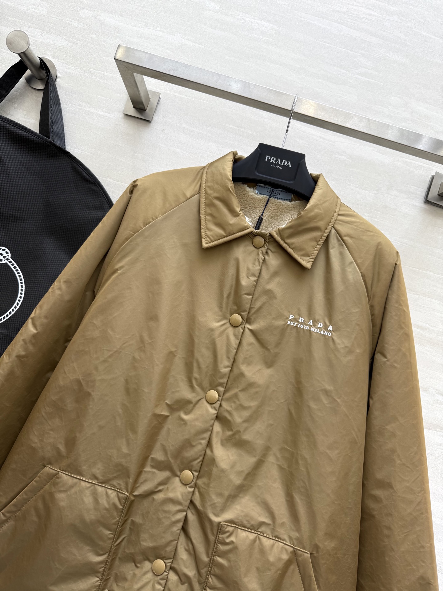 #Prad♡²⁵秋冬新款 衬衣式外套 内里环保羊羔绒 外层定制环保尼龙面料 高品质 现货来size：S/