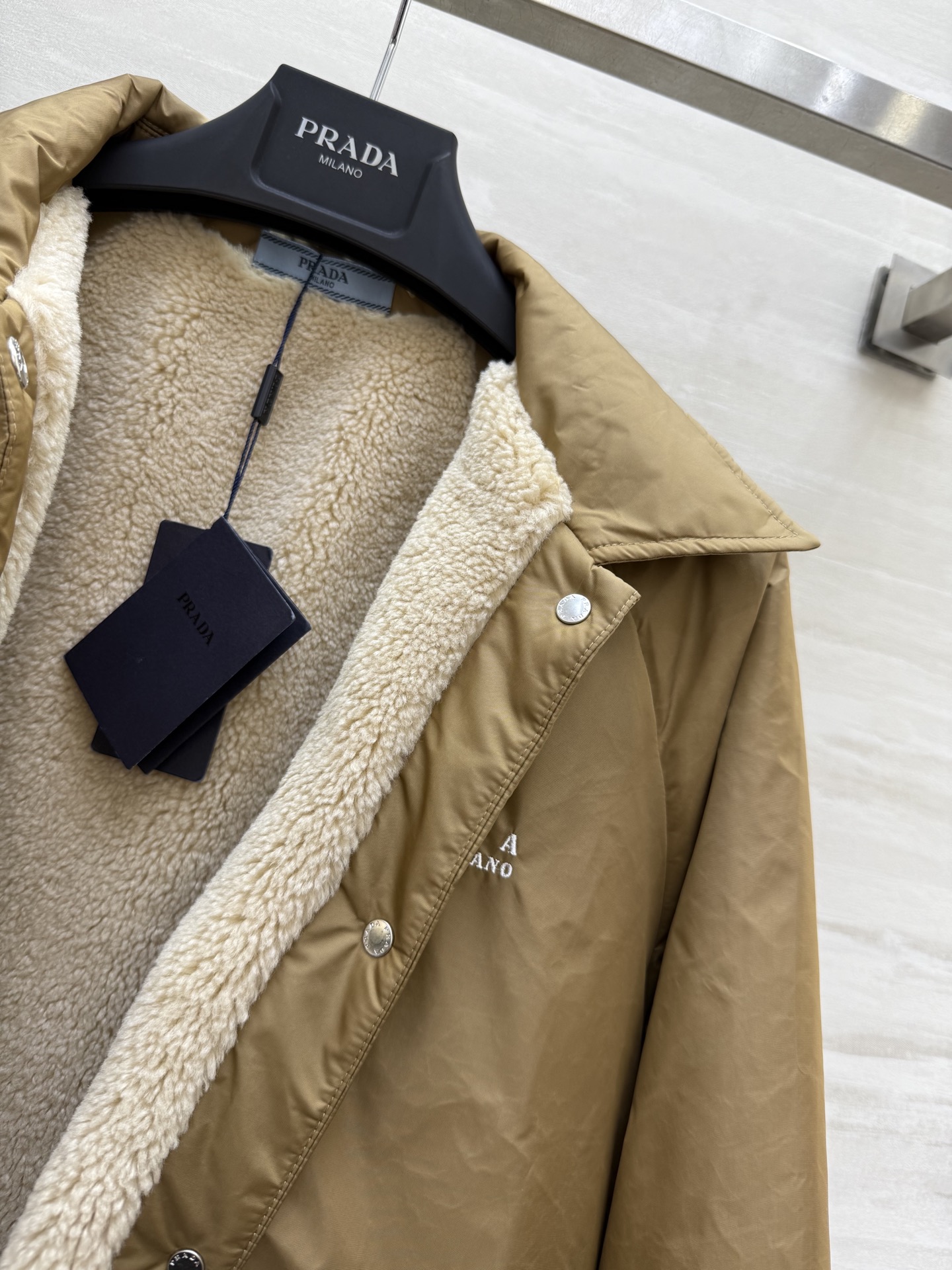 #Prad♡²⁵秋冬新款 衬衣式外套 内里环保羊羔绒 外层定制环保尼龙面料 高品质 现货来size：S/