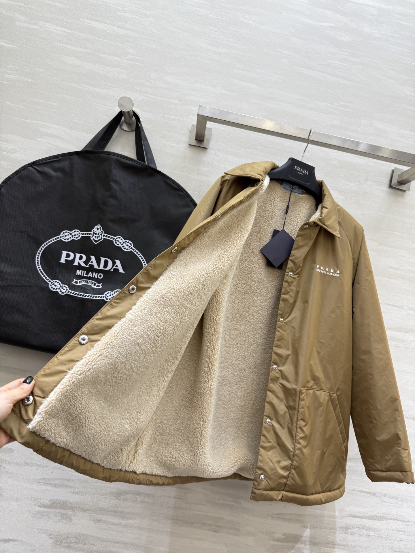 #Prad♡²⁵秋冬新款 衬衣式外套 内里环保羊羔绒 外层定制环保尼龙面料 高品质 现货来size：S/