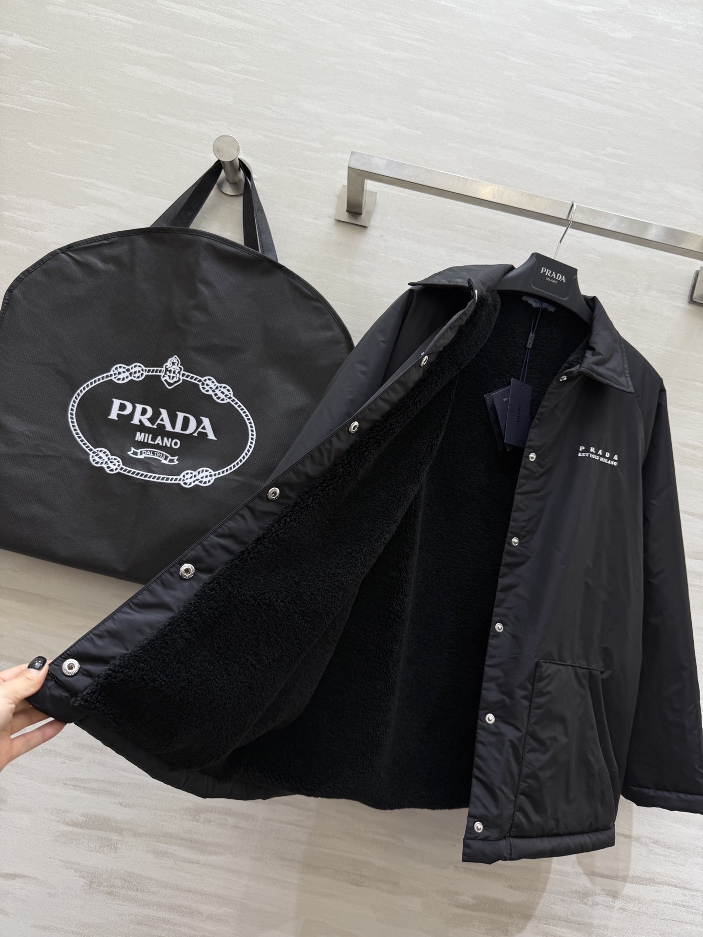 #Prad♡²⁵秋冬新款 衬衣式外套 内里环保羊羔绒 外层定制环保尼龙面料 高品质 现货来size：S/