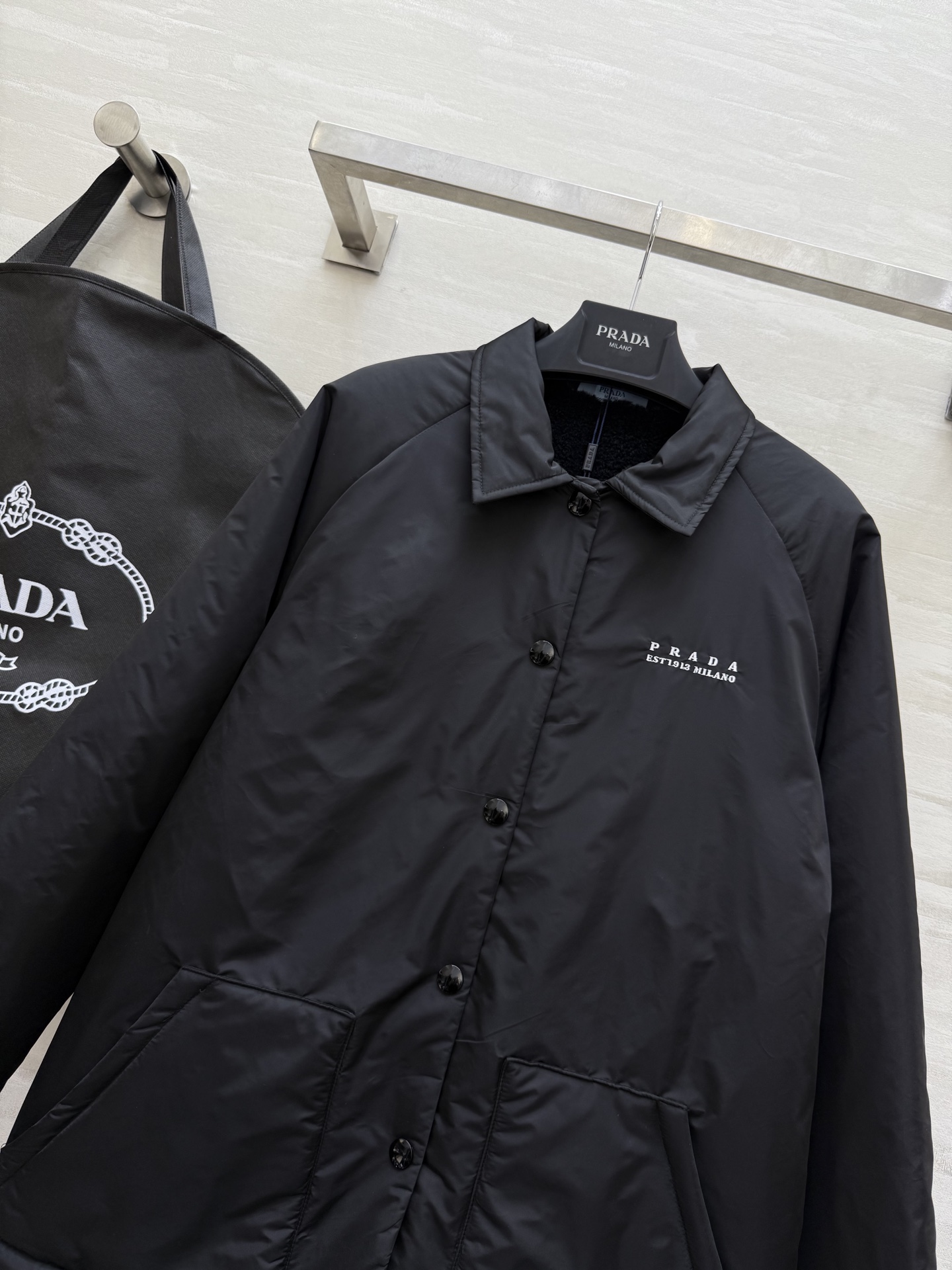 #Prad♡²⁵秋冬新款 衬衣式外套 内里环保羊羔绒 外层定制环保尼龙面料 高品质 现货来size：S/