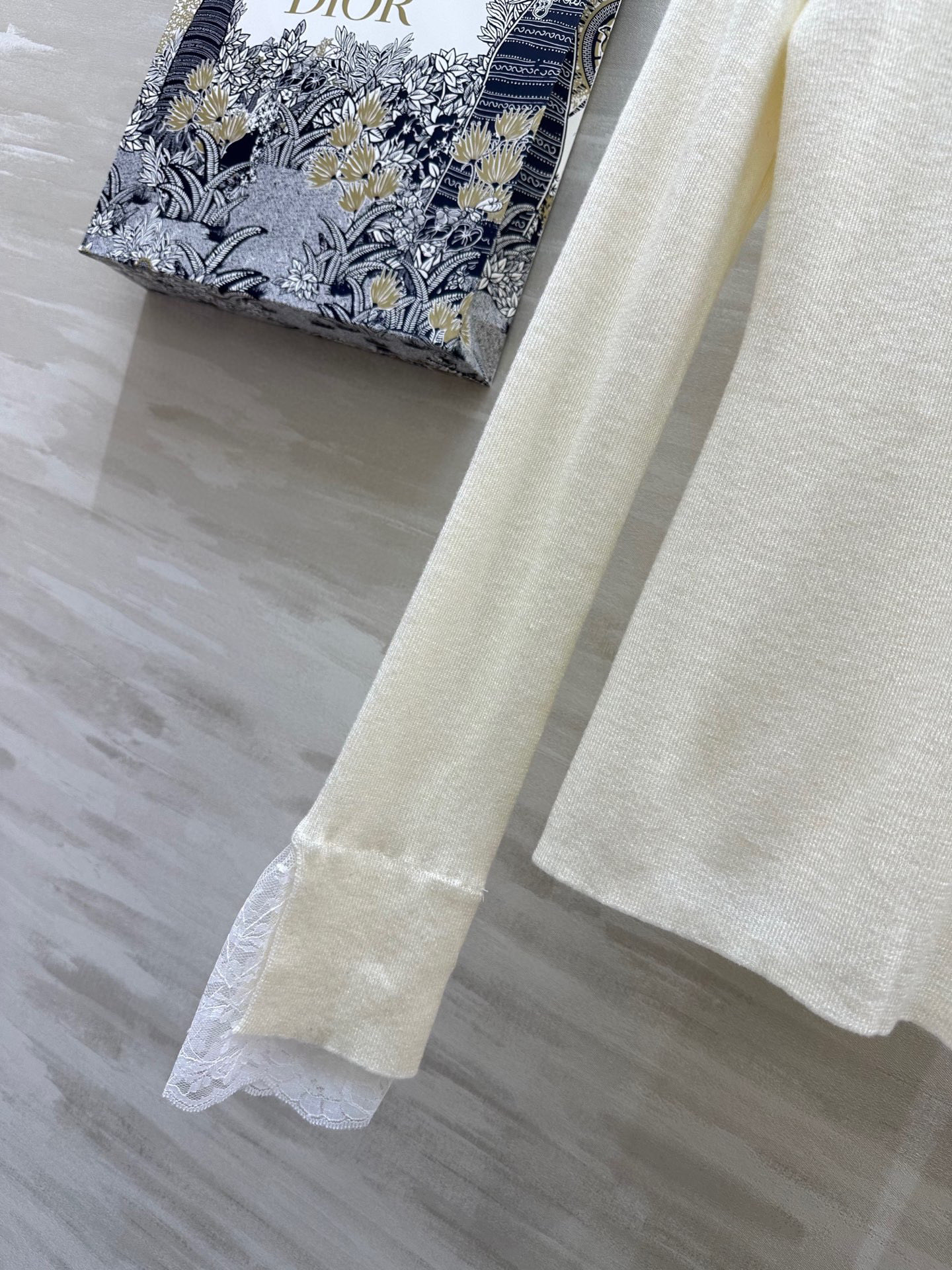 #DIO♡²⁵新款 重工钉钻羊毛上衣 领口重工满钻 今年一定满赚[烟花] 袖口蕾丝拼接细节感十足 定制羊