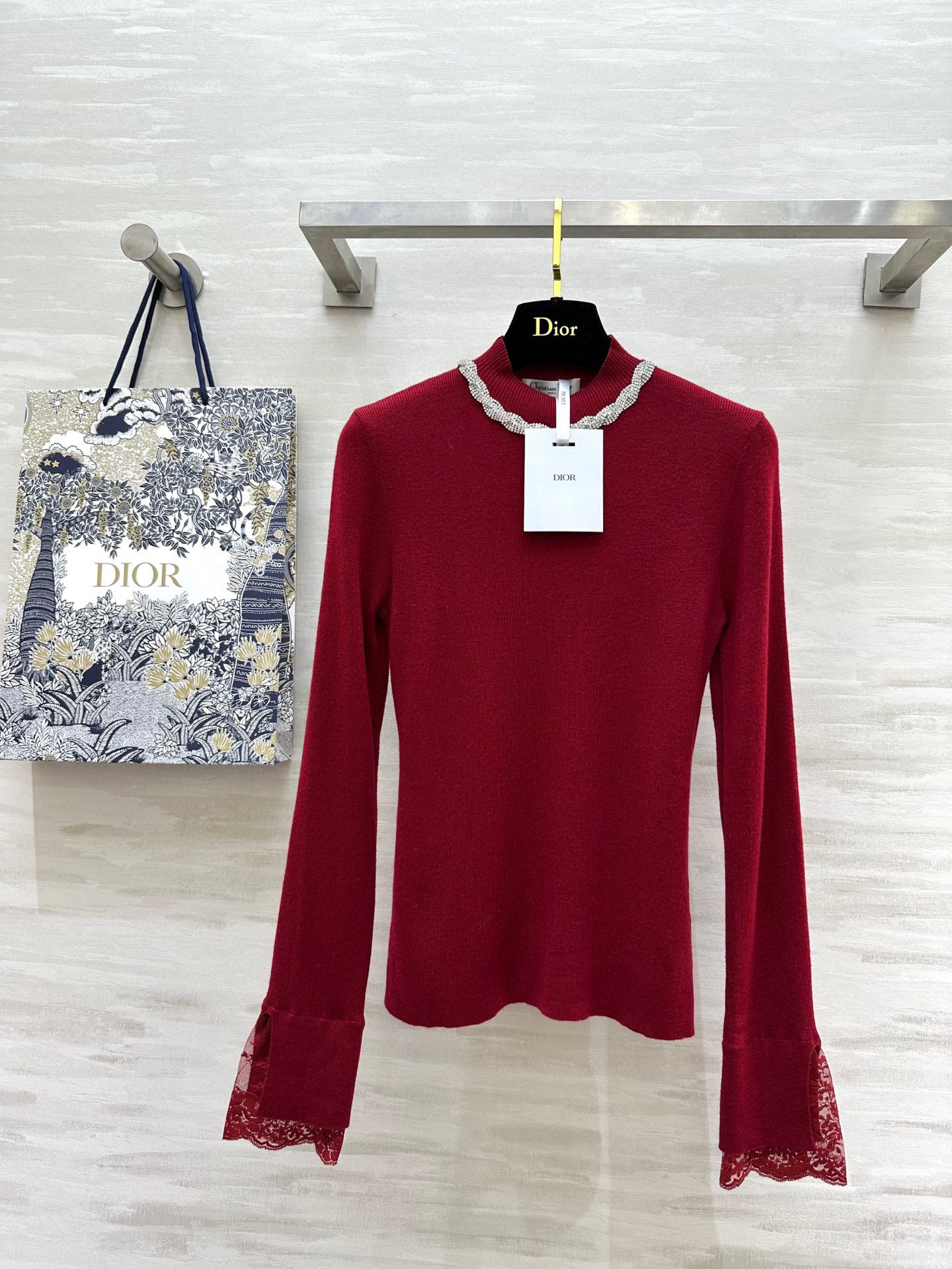 NO:591990,#DIO's new style, heavy-duty studded wool top, heavy-duty studded neckline, sure to make a lot of money this year [Fireworks], cuffs with lace splicing, full of details, custom wool yarn, skin-friendly and comfortable, high quality, available now, size 36/38/40 (shoulder width 37, bust 70, length 58 for size M),, dior, alexander wang19860909#DIO新款 重工钉钻羊毛上衣 领口重工满钻 今年一定满赚[烟花] 袖口蕾丝拼接细节感十足 定制羊毛纱线亲肤舒适 高品质 现货首发size36/38/40（M码肩宽37,胸围70,衣长58）,,dior,alexander wang,Women's clothing