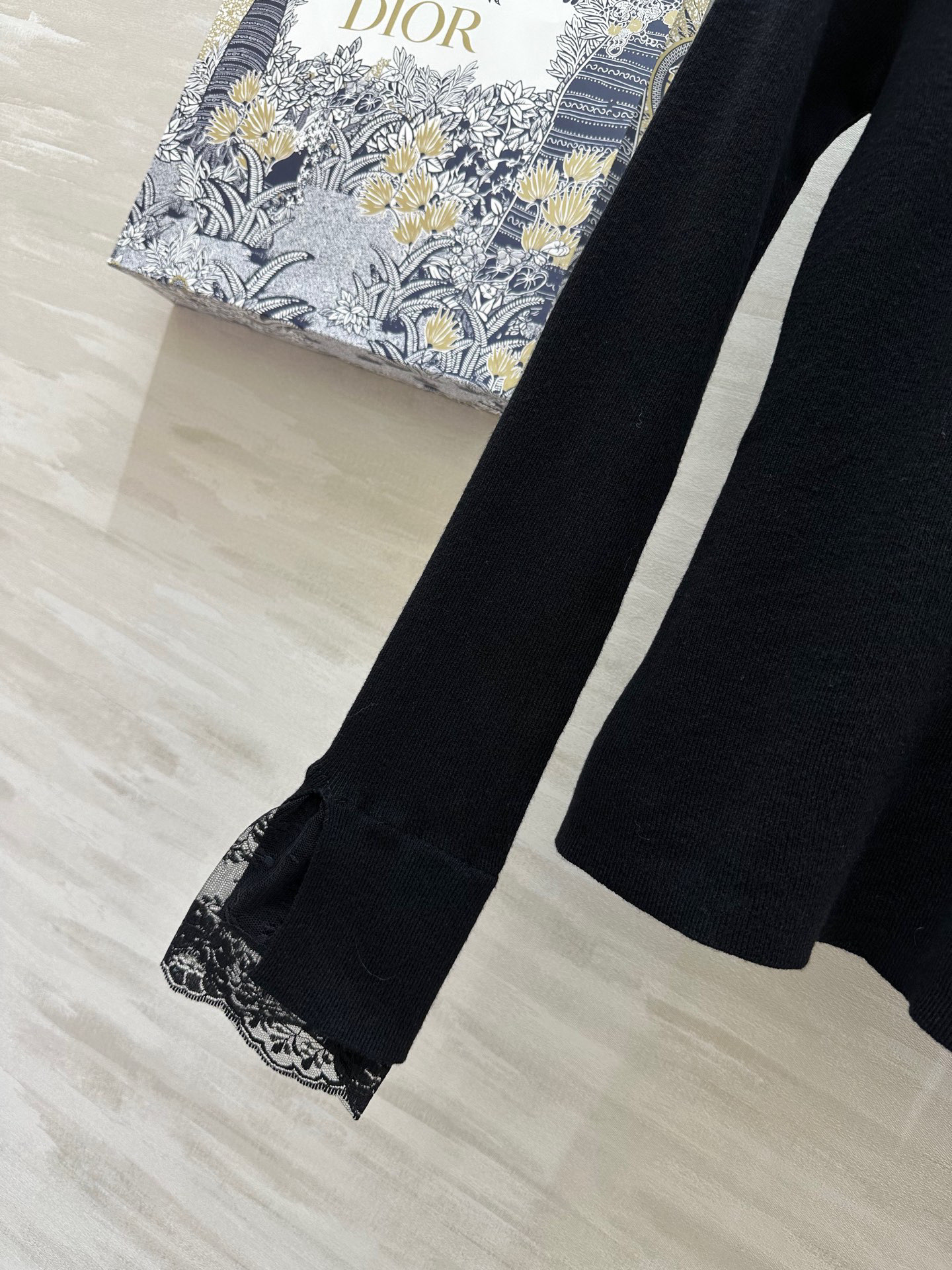 #DIO♡²⁵新款 重工钉钻羊毛上衣 领口重工满钻 今年一定满赚[烟花] 袖口蕾丝拼接细节感十足 定制羊