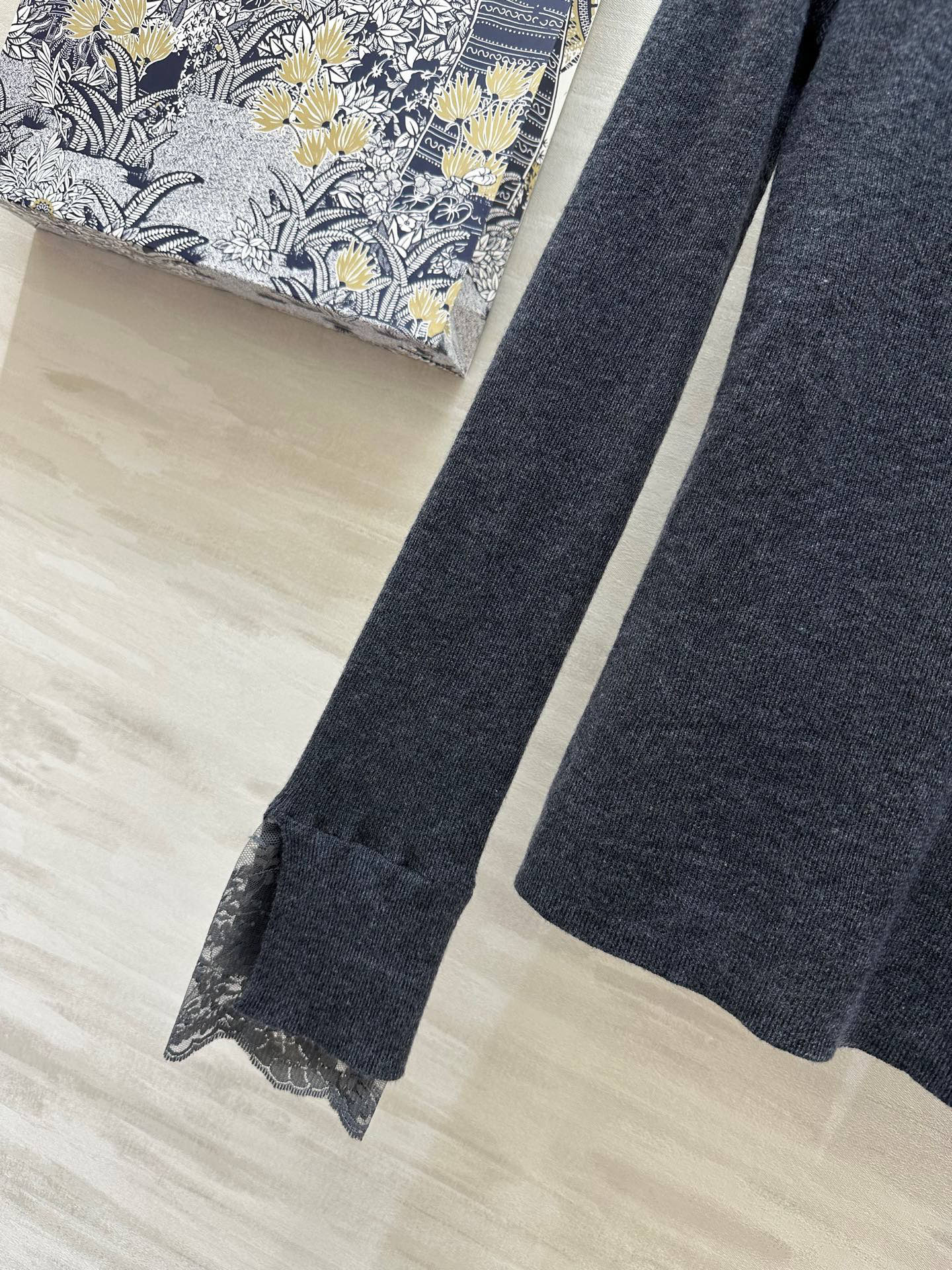 #DIO♡²⁵新款 重工钉钻羊毛上衣 领口重工满钻 今年一定满赚[烟花] 袖口蕾丝拼接细节感十足 定制羊