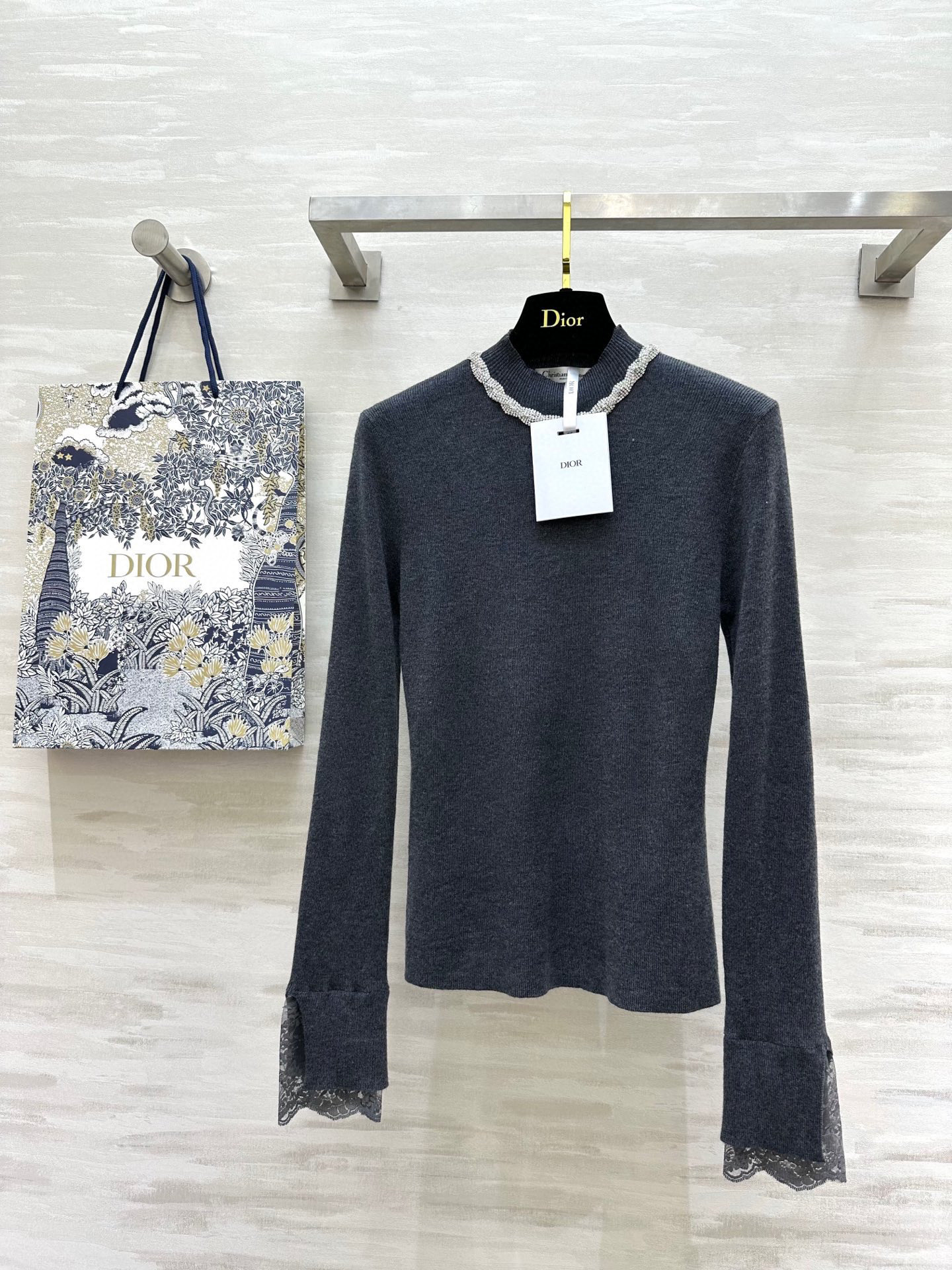 NO:591994,#DIO's new style, heavy-duty studded wool top, heavy-duty studded neckline, sure to make a lot of money this year [Fireworks], cuffs with lace splicing, full of details, custom wool yarn, skin-friendly and comfortable, high quality, available now, size 36/38/40 (shoulder width 37, bust 70, length 58 for size M),, dior, alexander wang19860909#DIO新款 重工钉钻羊毛上衣 领口重工满钻 今年一定满赚[烟花] 袖口蕾丝拼接细节感十足 定制羊毛纱线亲肤舒适 高品质 现货首发size36/38/40（M码肩宽37,胸围70,衣长58）,,dior,alexander wang,Women's clothing