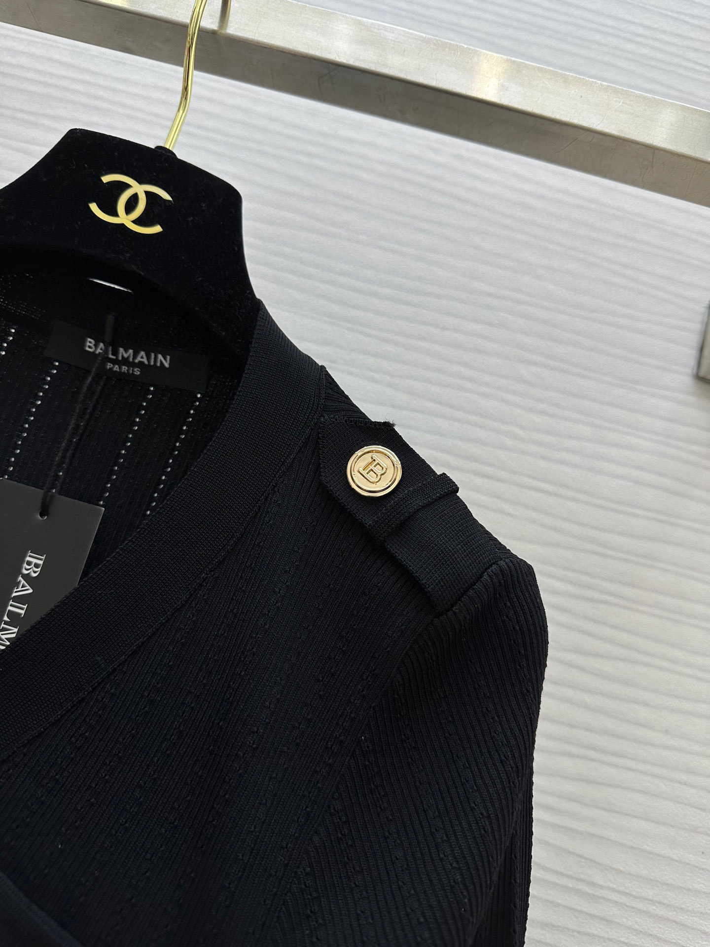 BALMAI♡ 巴尔曼新款连衣裙 V领修身针织连衣裙 优雅且流畅的V领设计！优雅迷人 前襟小金扣点缀 精