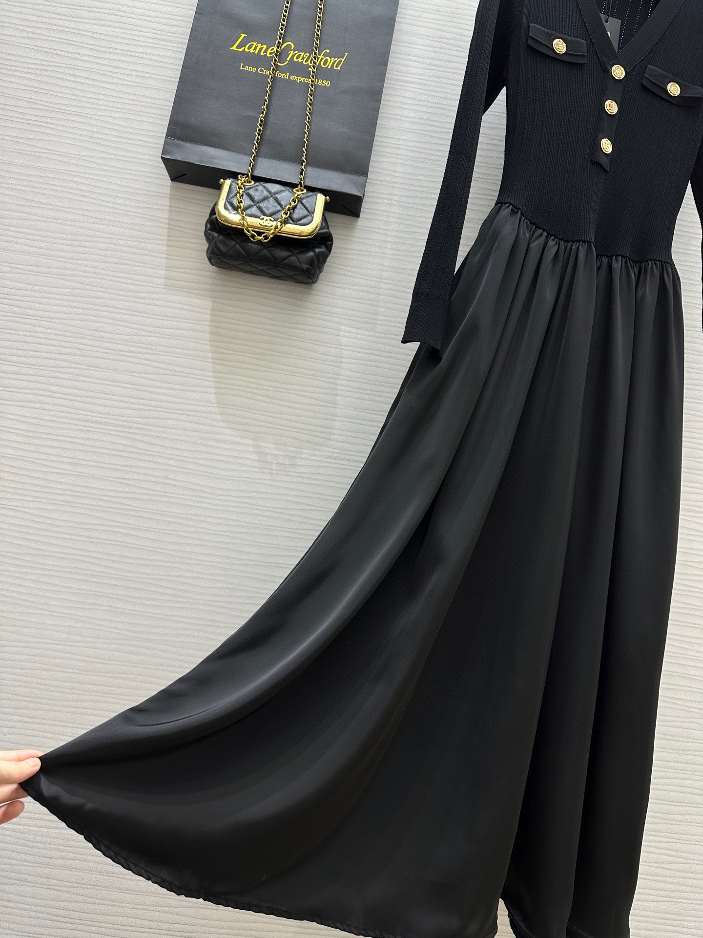 BALMAI♡ 巴尔曼新款连衣裙 V领修身针织连衣裙 优雅且流畅的V领设计！优雅迷人 前襟小金扣点缀 精