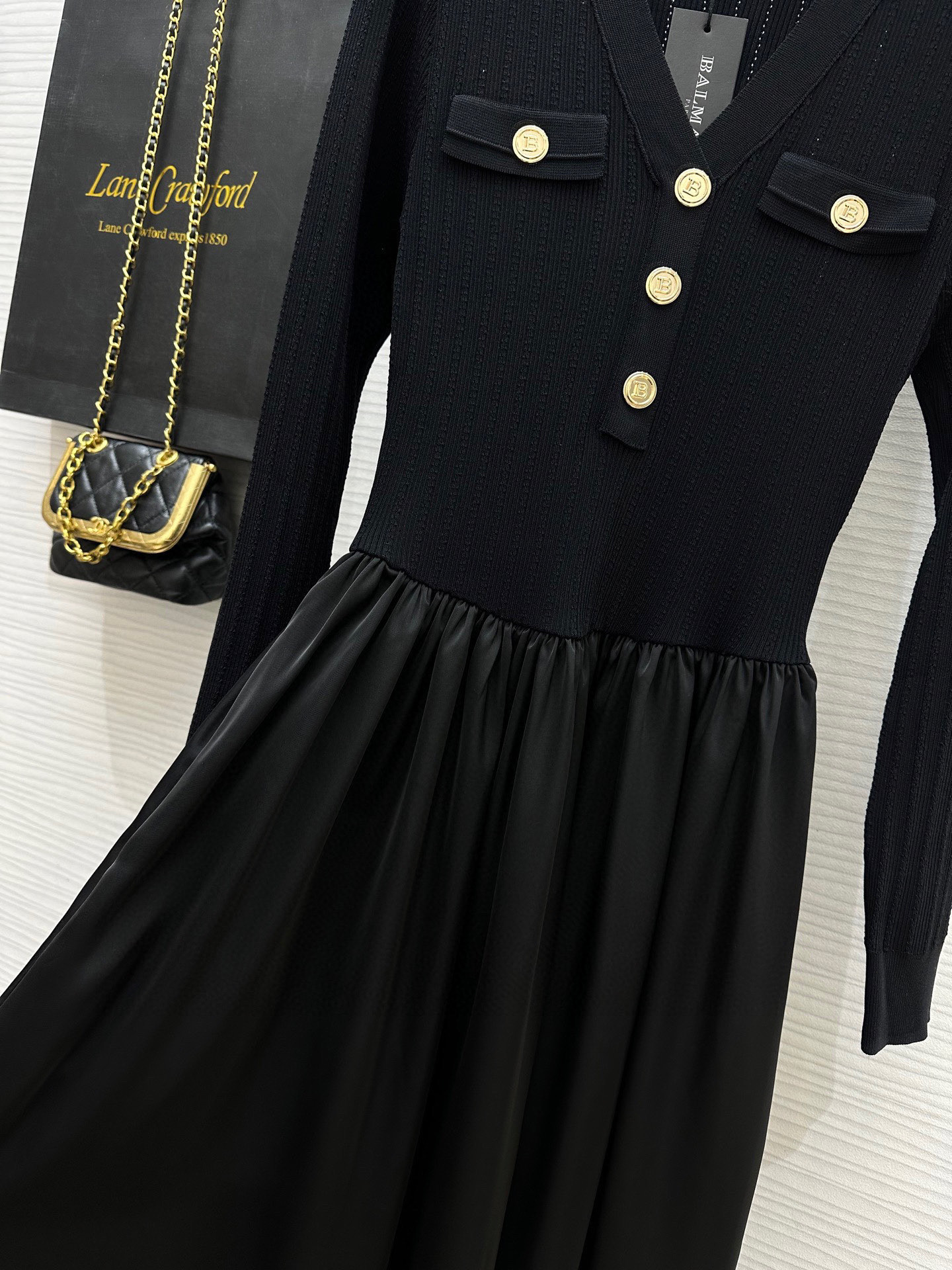 BALMAI♡ 巴尔曼新款连衣裙 V领修身针织连衣裙 优雅且流畅的V领设计！优雅迷人 前襟小金扣点缀 精