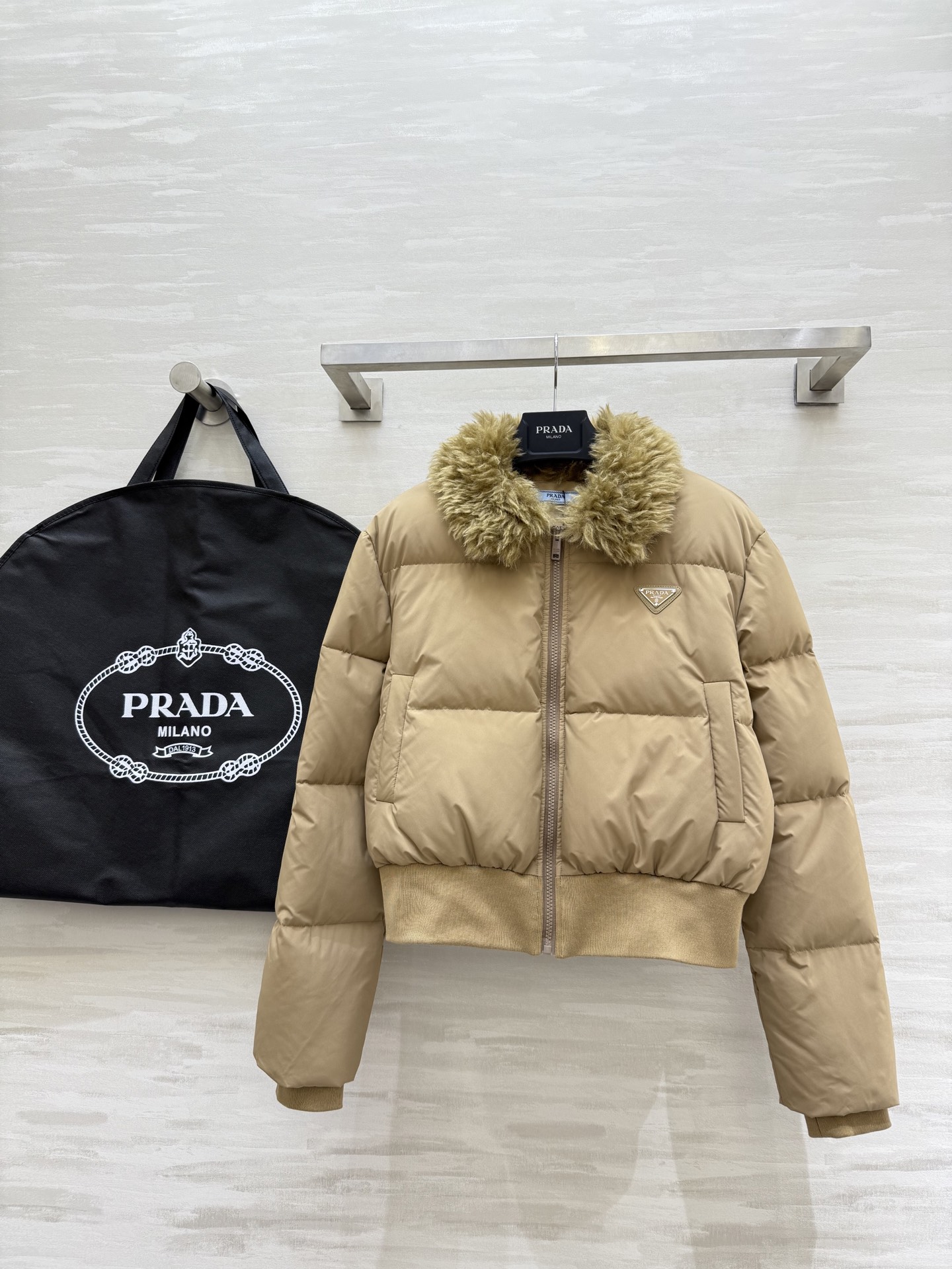 NO:605314,Comes with dust bag #Prad new style for autumn and winter. Wool collar short down jacket. Stylish and handsome upper body. Must-have street style layering and warm items for autumn and winter. Classic logo triangle decoration. Wool lapel + national standard 90 white goose down filling. Original hardware accessories. High-quality customization. Available in stock.19860909配防尘袋#Prad秋冬新款 羊毛领短款羽绒 面包服 上身时髦又帅气 秋冬必备街头风叠搭保暖单品 经典logo三角标装饰 羊毛翻领+国标90白鹅绒填充 原版五金配件 高品质定制 现货首发sizeS/M/L（S码肩宽45,胸围100,衣长49）,,prada,down jacket,alexander wang,Women's clothing