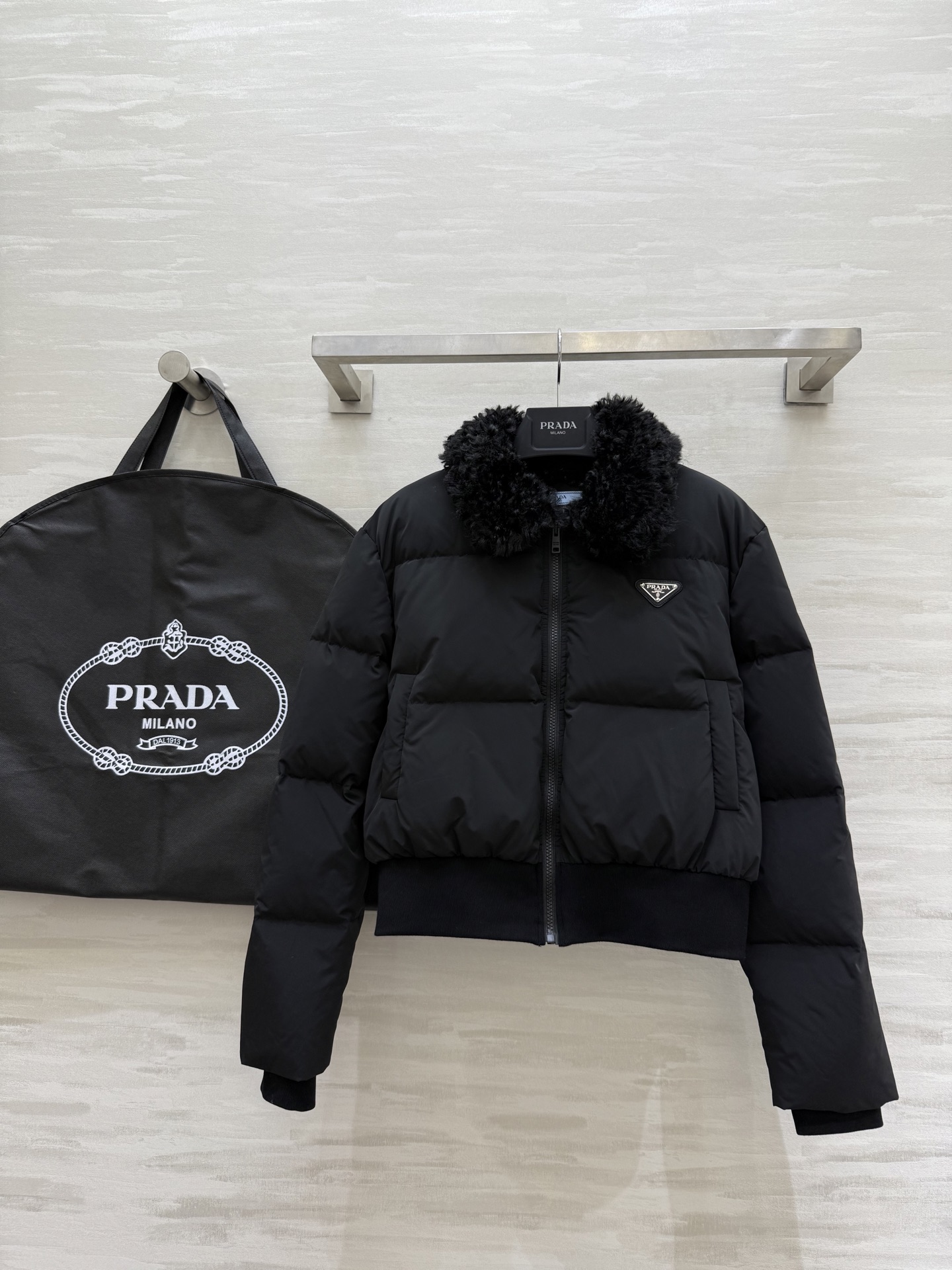 NO:605316,Comes with dust bag #Prad new style for autumn and winter. Wool collar short down jacket. Stylish and handsome upper body. Must-have street style layering and warm items for autumn and winter. Classic logo triangle decoration. Wool lapel + national standard 90 white goose down filling. Original hardware accessories. High-quality customization. Available in stock.19860909配防尘袋#Prad秋冬新款 羊毛领短款羽绒 面包服 上身时髦又帅气 秋冬必备街头风叠搭保暖单品 经典logo三角标装饰 羊毛翻领+国标90白鹅绒填充 原版五金配件 高品质定制 现货首发sizeS/M/L（S码肩宽45,胸围100,衣长49）,,prada,down jacket,alexander wang,Women's clothing