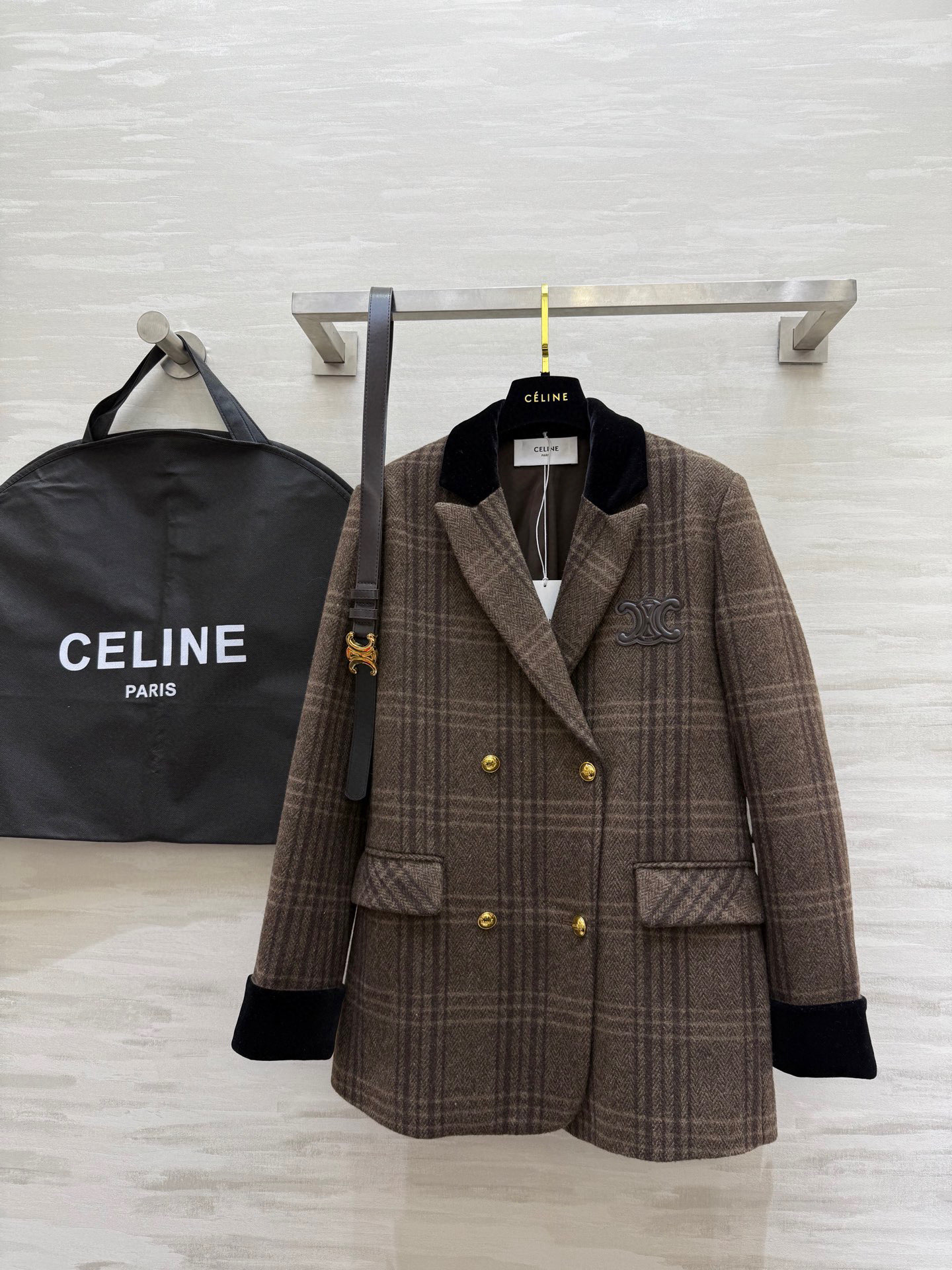 NO:605323,#Celin wool plaid blazer, exquisite and high-end delivery belt, custom wool blended fabric, warm and comfortable, high quality, available in stock, sizeS/M/L (S size shoulder width 40, bust 98, length 68),,celine,jackets & coats,business suit,alexander wang19860909#Celin羊毛格纹西装外套 配送腰带精致高级 定制羊毛混纺面料保暖舒适 高品质 现货来sizeS/M/L（s码肩宽40,胸围98,衣长68）,,celine,jackets & coats,business suit,alexander wang,Women's clothing