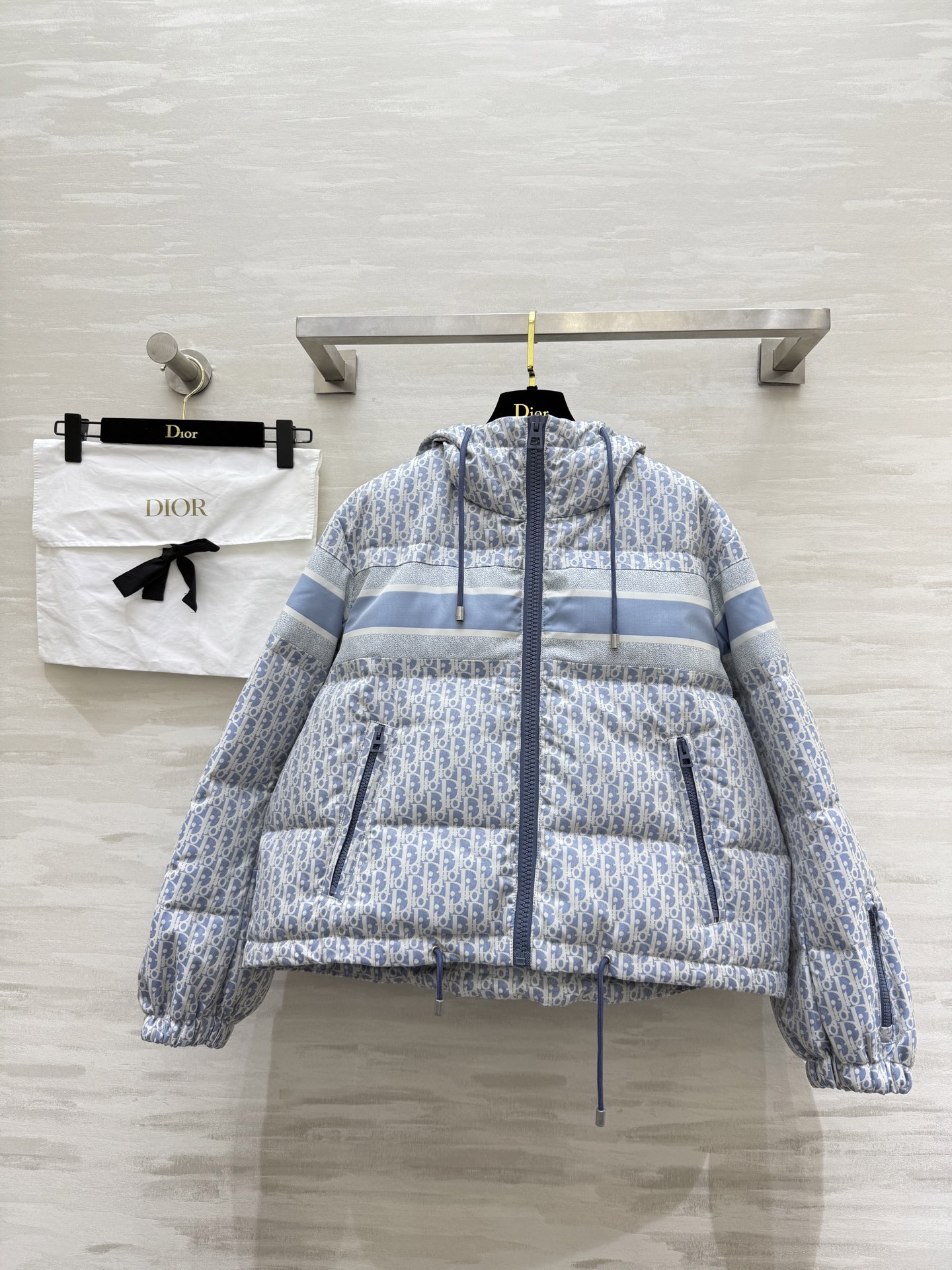 NO:605653,Comes with dust bag #Dio new autumn and winter ski series down jacket Oblique jacquard, full of luxury, high-quality 90 white duck down filling, super thermal insulation, a must-have in cold seasons!  The hooded design has exquisite details and the loose fit is not flattering on your figure. It can be easily driven in daily or outdoor use. It is fashionable and practical!  High quality, available in stock, sizes S/M/L (S size shoulder width 47, bust 128, length 54-61), dior, down jacket, hats, alexander wang19860909配防尘袋#Dio秋冬新款 滑雪系列羽绒服 Oblique提花 奢华感满满 高品质90白鸭绒填充 保暖力超强 寒冷季节必备！连帽设计细节精致 版型宽松不挑身材 日常或户外都能轻松驾驱 时尚又实用！高品质 现货来sizeS/M/L（s码肩宽47,胸围128,衣长54-61）,,dior,down jacket,hats,alexander wang,Women's clothing