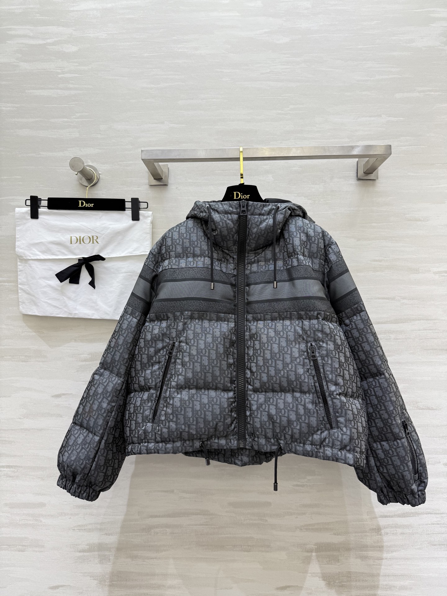 NO:605658,Comes with dust bag #Dio new autumn and winter ski series down jacket Oblique jacquard, full of luxury, high-quality 90 white duck down filling, super thermal insulation, a must-have in cold seasons!  The hooded design has exquisite details and the loose fit is not flattering on your figure. It can be easily driven in daily or outdoor use. It is fashionable and practical!  High quality, available in stock, sizes S/M/L (S size shoulder width 47, bust 128, length 54-61), dior, down jacket, hats, alexander wang19860909配防尘袋#Dio秋冬新款 滑雪系列羽绒服 Oblique提花 奢华感满满 高品质90白鸭绒填充 保暖力超强 寒冷季节必备！连帽设计细节精致 版型宽松不挑身材 日常或户外都能轻松驾驱 时尚又实用！高品质 现货来sizeS/M/L（s码肩宽47,胸围128,衣长54-61）,,dior,down jacket,hats,alexander wang,Women's clothing