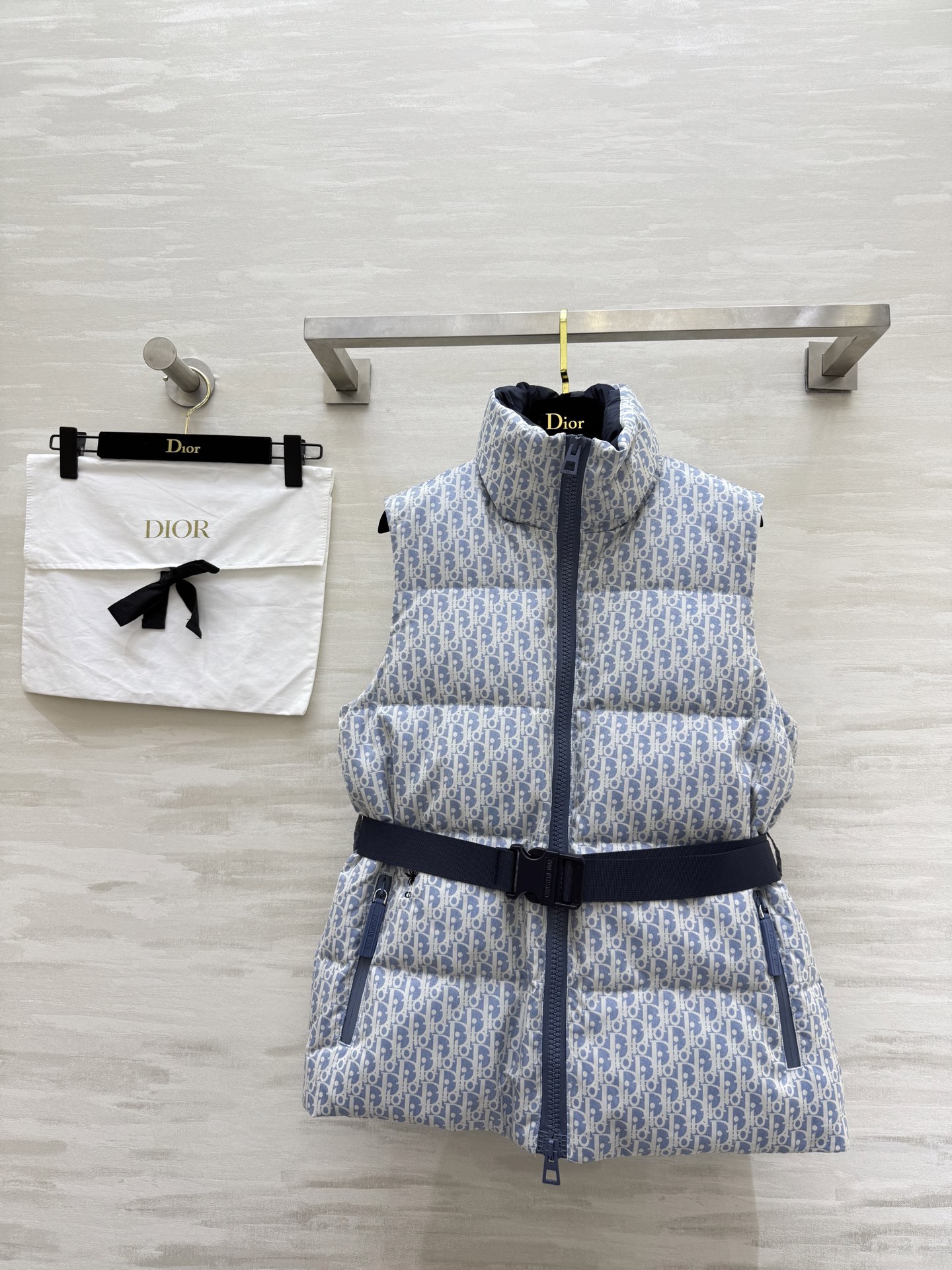 NO:605662,Comes with dust bag #Dio new autumn and winter ski series down vest Oblique jacquard, full of luxury, high-quality 90 white duck down filling, super thermal insulation, a must-have in cold seasons!  The hooded design has exquisite details and the loose fit is not flattering on your figure. It can be easily driven in daily or outdoor use. It is fashionable and practical!  High quality, available in stock, sizes S/M/L (S size bust 104, length 64), dior, down jacket, hats, alexander wang19860909配防尘袋#Dio秋冬新款 滑雪系列羽绒马甲 Oblique提花 奢华感满满 高品质90白鸭绒填充 保暖力超强 寒冷季节必备！连帽设计细节精致 版型宽松不挑身材 日常或户外都能轻松驾驱 时尚又实用！高品质 现货来sizeS/M/L（s码胸围104,衣长64）,,dior,down jacket,hats,alexander wang,Women's clothing