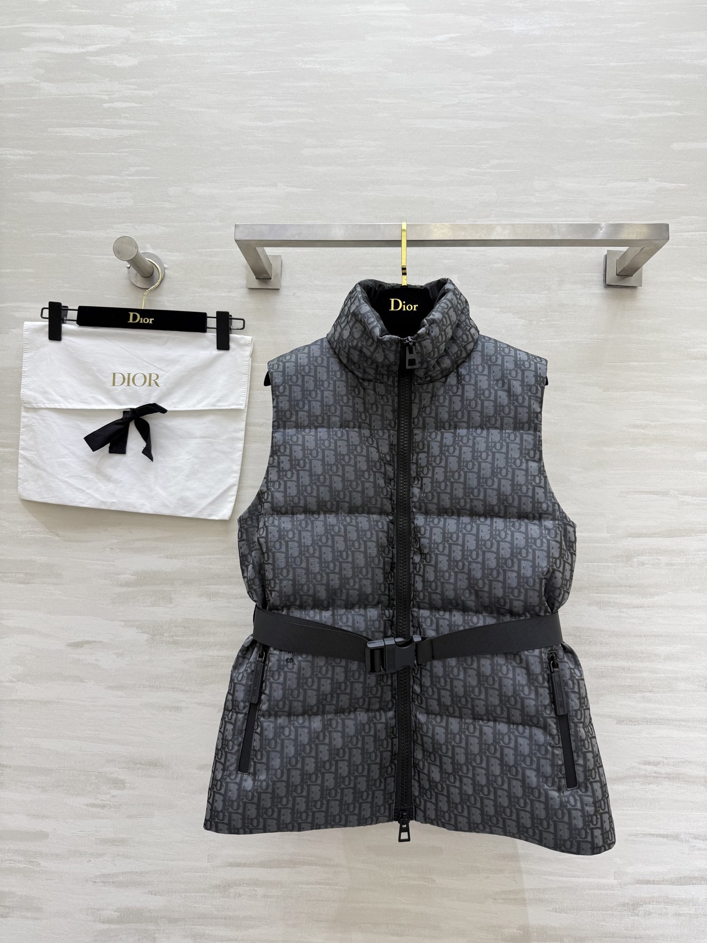 NO:605666,Comes with dust bag #Dio new autumn and winter ski series down vest Oblique jacquard, full of luxury, high-quality 90 white duck down filling, super thermal insulation, a must-have in cold seasons!  The hooded design has exquisite details and the loose fit is not flattering on your figure. It can be easily driven in daily or outdoor use. It is fashionable and practical!  High quality, available in stock, sizes S/M/L (S size bust 104, length 64), dior, down jacket, hats, alexander wang19860909配防尘袋#Dio秋冬新款 滑雪系列羽绒马甲 Oblique提花 奢华感满满 高品质90白鸭绒填充 保暖力超强 寒冷季节必备！连帽设计细节精致 版型宽松不挑身材 日常或户外都能轻松驾驱 时尚又实用！高品质 现货来sizeS/M/L（s码胸围104,衣长64）,,dior,down jacket,hats,alexander wang,Women's clothing