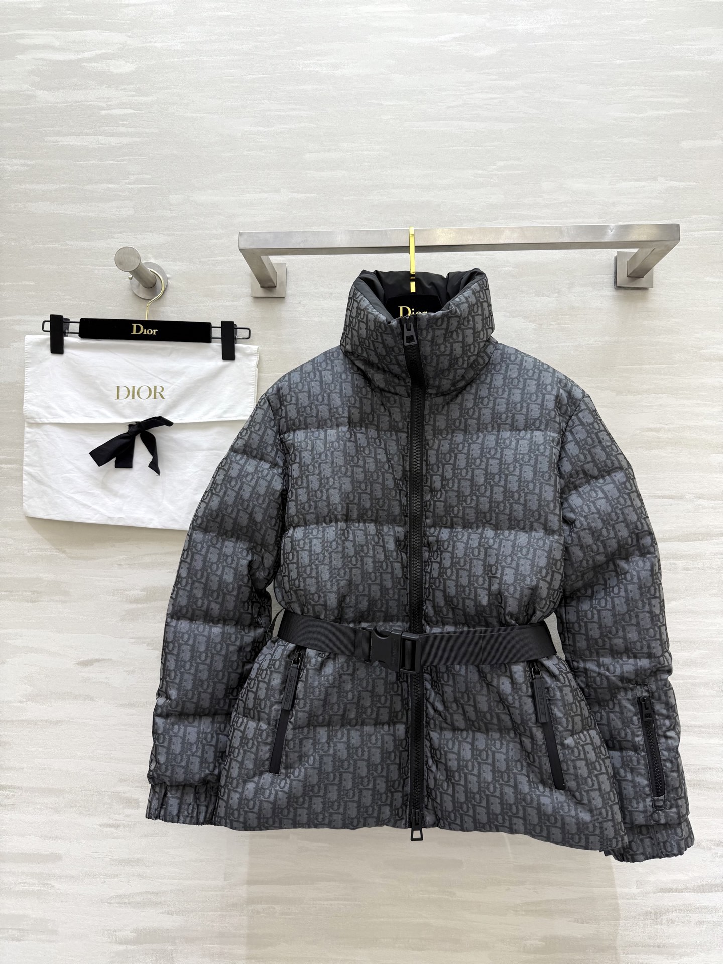 NO:605674,Comes with dust bag #DioAlps Obligue waisted stand collar down jacket Obligue design is highly recognizable!  High-quality 90% down filling, perfect warmth retention, a must-have in the cold season!  The waist is adjustable and corseted to modify the figure and facilitate movement. It is both fashionable and practical!  The zipper + stand-up collar design has a better windproof effect. It is very suitable for outdoor skiing or daily wear. Exquisite craftsmanship and luxurious texture can easily cope with various occasions!  High quality, available in stock, sizes S/M/L (S size shoulder width 45, bust 104, length 64), dior, loro piana, jackets & coats, down jacket, alexander wang19860909配防尘袋#DioAlps 老花束腰立领羽绒外套 Obligue老花设计 辨识度超高！高品质90羽绒填充 保暖力满分 寒冷季节必备！腰部可调节束腰 修饰身形又方便活动 时尚与实用兼备！拉链+立领设计防风效果更赞 户外滑雪或日常穿搭都很合适多 精致工艺 奢华质感 轻松应对各种场合！高品质 现货来sizeS/M/L（s码肩宽45,胸围104,衣长64）,,dior,loro piana,jackets & coats,down jacket,alexander wang,Women's clothing