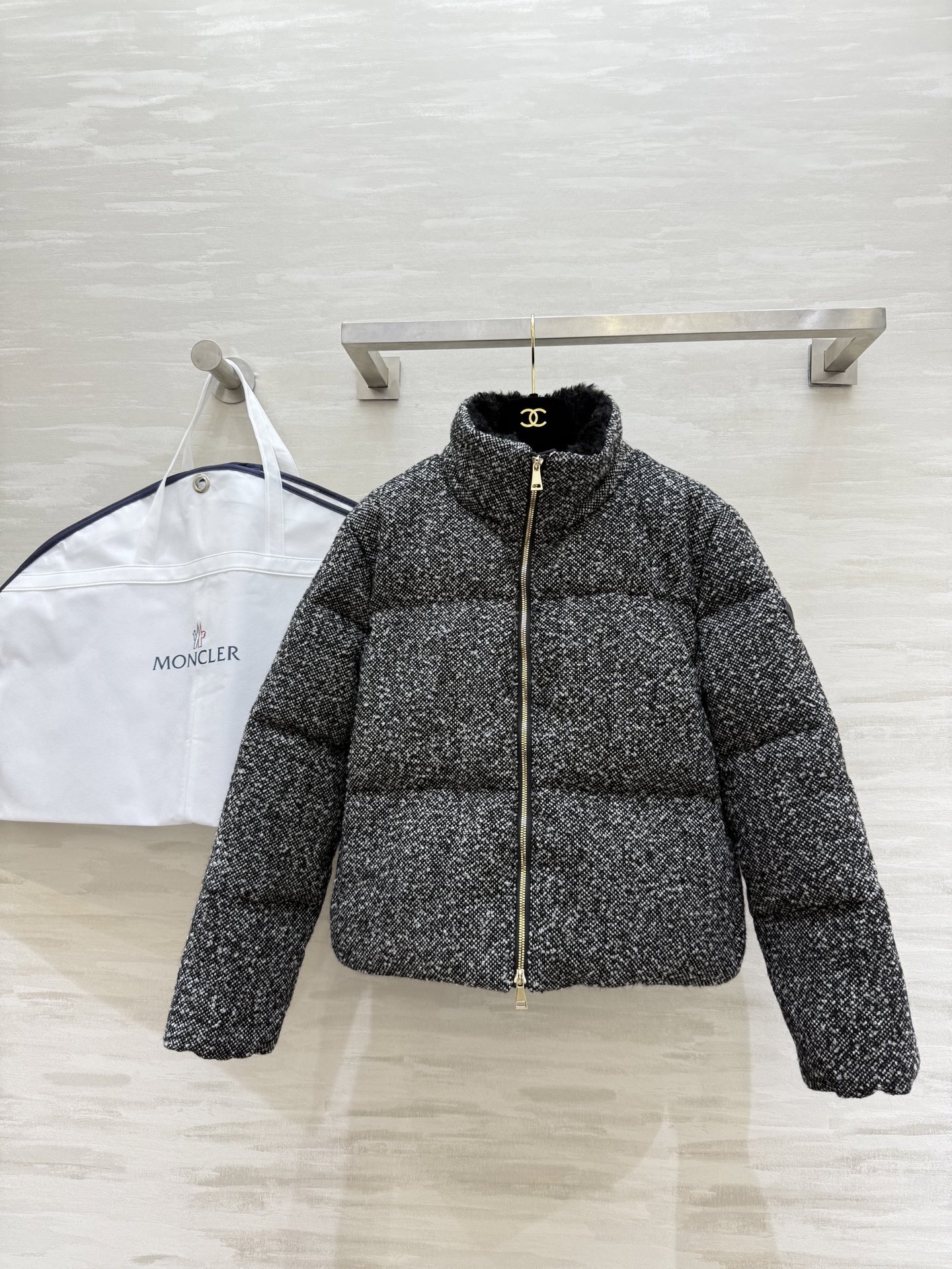 NO:605678,#With dust bag MoncleBrezesse short down jacket Outer layer of wool blended wool feels soft and textured High-quality 90 white goose down filling inside Excellent thermal insulation Stand collar + short cut Makes you appear taller and slimmer Suitable for matching with high-waisted pants or skirts Easily optimize body proportions Metal zipper + badge details High brand recognition Both functional and fashionable A popular item that must be bought in autumn and winter High quality  Available now in sizes S/M/L (S size shoulder width 45, bust 104, length 56), skirts, down jacket, alexander wang19860909#配防尘袋MoncleBrezesse短款羽绒服 外层羊毛混纺毛呢 手感柔软有质感 内里高品质90白鹅绒填充 保暖力满分 立领+短款剪裁 显高显瘦 超适合搭配高腰裤或裙装 轻松优化身材比例 金属拉链＋徽章细节 品牌辨识度超高 兼具功能性与时尚感秋冬必入手的热门单品 高品质 现货来sizeS/M/L（s码肩宽45,胸围104,衣长56）,,skirts,down jacket,alexander wang,Women's clothing