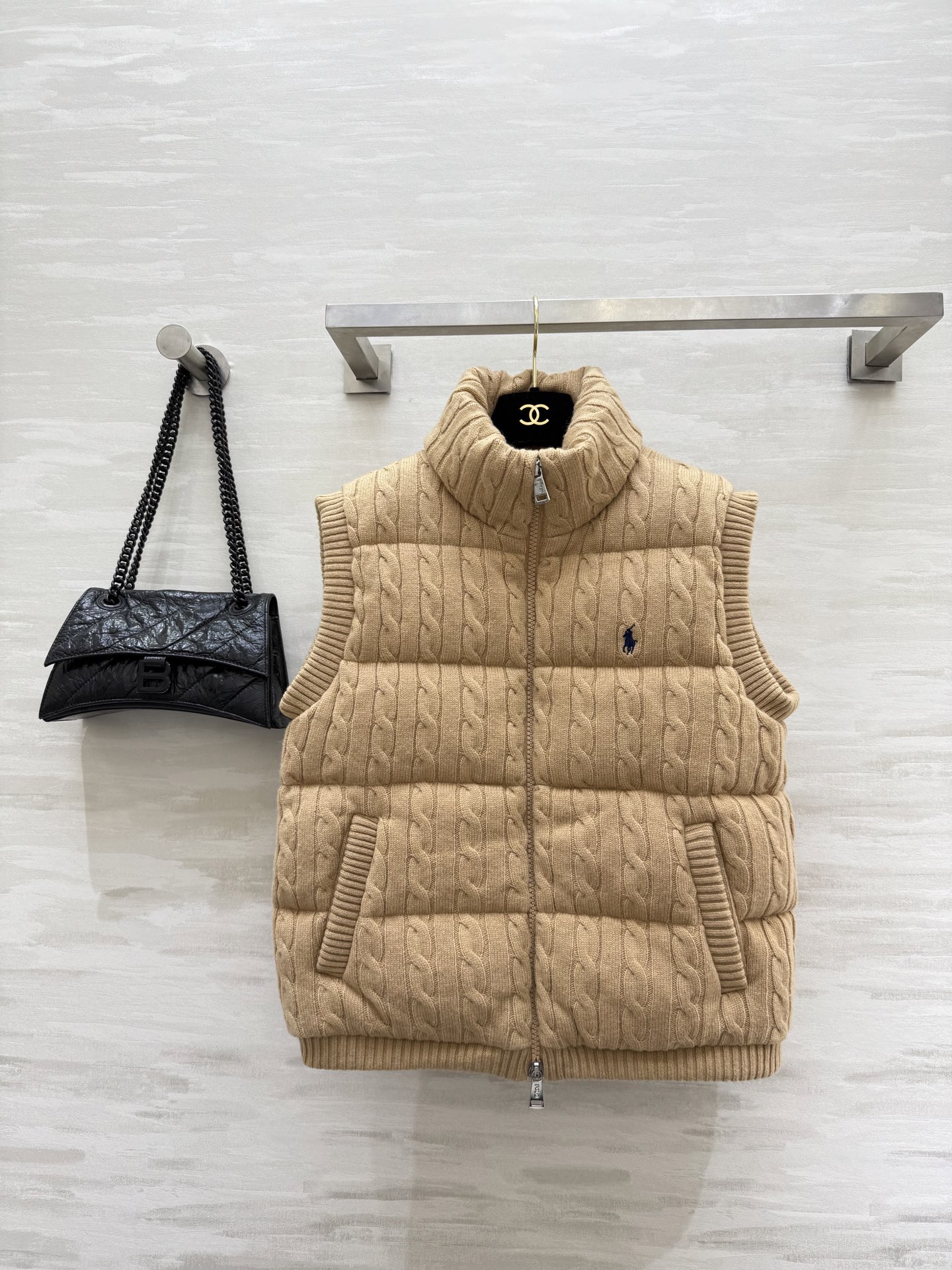 NO:605663,Comes with dust bag #Ralph Laure's new autumn and winter cable knit goose down vest. Designed with classic cable texture. Soft wool blend fabric. Comfortable and warm. Blue pony embroidery on the front. Perfect brand recognition!  The sleeveless design is super versatile. It’s great when layered with shirts or sweaters in autumn and winter. The zipper closure makes it easy to put on and take off. The side pockets are highly practical and can be easily used for daily commuting or casual occasions. Simple and high-quality!  The interior is filled with 90% white goose down. High quality. Available in stock in sizes S/M/L (S size bust 100, length 57), loro piana, sweaters, shirts, alexander wang19860909配防尘袋#Ralph Laure秋冬新款 绞纹针织鹅绒马甲 采用经典绞花纹理设计 柔软羊毛混纺面料 穿着舒适又保暖 正面蓝色小马刺绣 品牌辨识度满分！无袖设计超百搭 秋冬季节叠穿衬衫或毛衣都很出彩～拉链开合 穿脱方便 侧边口袋实用性Up 日常通勤或休闲场合都能轻松驾驭 简约又有质感！内里填充90白鹅绒 高品质 现货来sizeS/M/L（s码胸围100,衣长57）,,loro piana,sweaters,shirts,alexander wang,Women's clothing