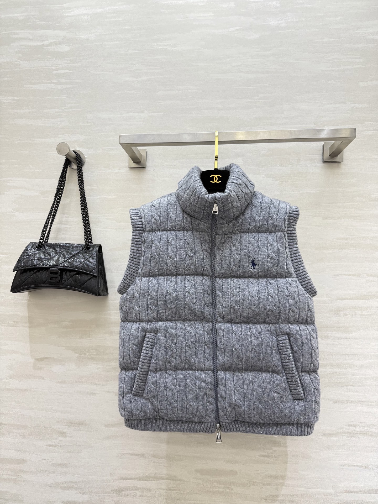 NO:605667,Comes with dust bag #Ralph Laure's new autumn and winter cable knit goose down vest. Designed with classic cable texture. Soft wool blend fabric. Comfortable and warm. Blue pony embroidery on the front. Perfect brand recognition!  The sleeveless design is super versatile. It’s great when layered with shirts or sweaters in autumn and winter. The zipper closure makes it easy to put on and take off. The side pockets are highly practical and can be easily used for daily commuting or casual occasions. Simple and high-quality!  The interior is filled with 90% white goose down. High quality. Available in stock in sizes S/M/L (S size bust 100, length 57), loro piana, sweaters, shirts, alexander wang19860909配防尘袋#Ralph Laure秋冬新款 绞纹针织鹅绒马甲 采用经典绞花纹理设计 柔软羊毛混纺面料 穿着舒适又保暖 正面蓝色小马刺绣 品牌辨识度满分！无袖设计超百搭 秋冬季节叠穿衬衫或毛衣都很出彩～拉链开合 穿脱方便 侧边口袋实用性Up 日常通勤或休闲场合都能轻松驾驭 简约又有质感！内里填充90白鹅绒 高品质 现货来sizeS/M/L（s码胸围100,衣长57）,,loro piana,sweaters,shirts,alexander wang,Women's clothing