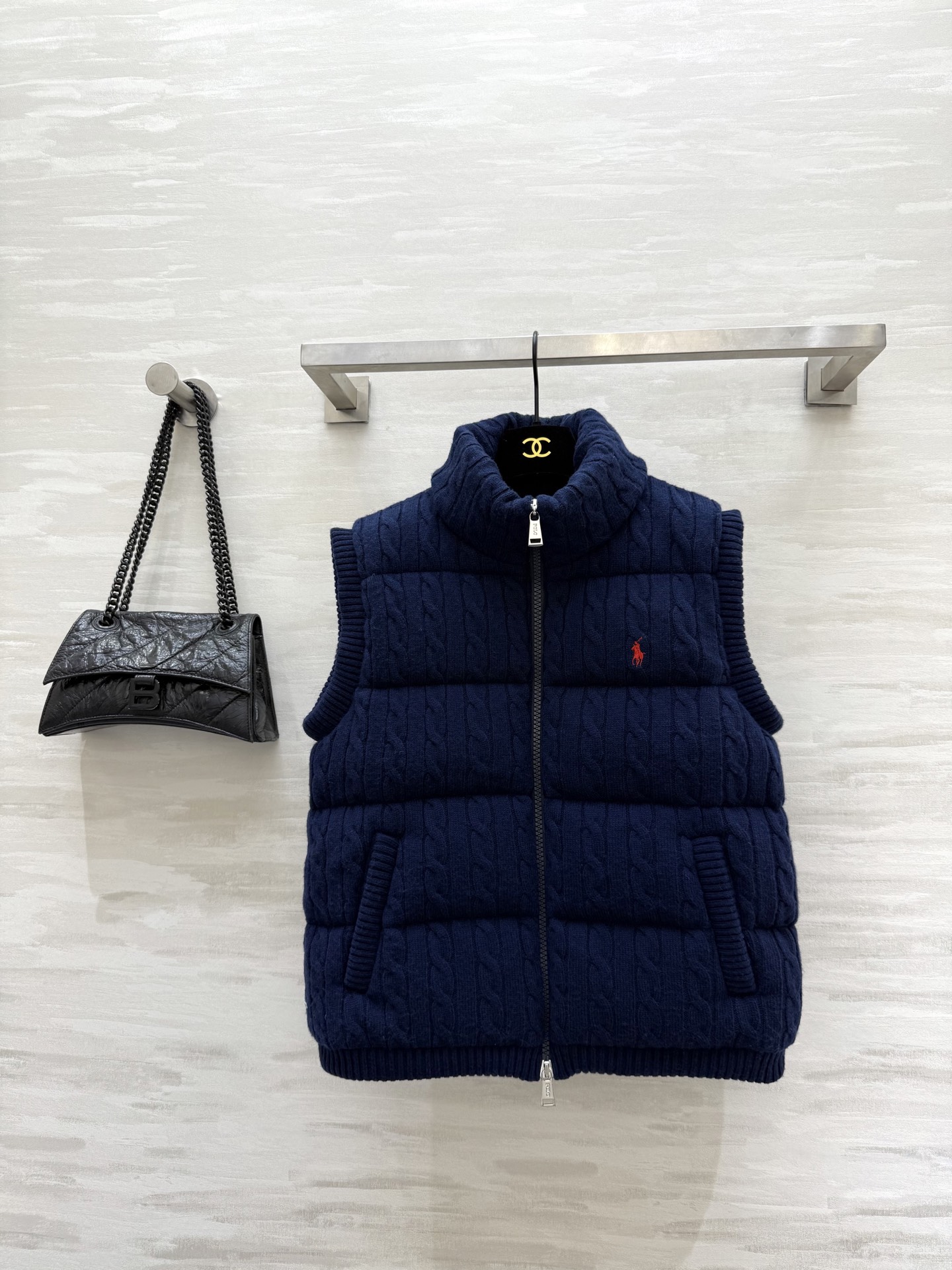 NO:605671,Comes with dust bag #Ralph Laure's new autumn and winter cable knit goose down vest. Designed with classic cable texture. Soft wool blend fabric. Comfortable and warm. Blue pony embroidery on the front. Perfect brand recognition!  The sleeveless design is super versatile. It’s great when layered with shirts or sweaters in autumn and winter. The zipper closure makes it easy to put on and take off. The side pockets are highly practical and can be easily used for daily commuting or casual occasions. Simple and high-quality!  The interior is filled with 90% white goose down. High quality. Available in stock in sizes S/M/L (S size bust 100, length 57), loro piana, sweaters, shirts, alexander wang19860909配防尘袋#Ralph Laure秋冬新款 绞纹针织鹅绒马甲 采用经典绞花纹理设计 柔软羊毛混纺面料 穿着舒适又保暖 正面蓝色小马刺绣 品牌辨识度满分！无袖设计超百搭 秋冬季节叠穿衬衫或毛衣都很出彩～拉链开合 穿脱方便 侧边口袋实用性Up 日常通勤或休闲场合都能轻松驾驭 简约又有质感！内里填充90白鹅绒 高品质 现货来sizeS/M/L（s码胸围100,衣长57）,,loro piana,sweaters,shirts,alexander wang,Women's clothing