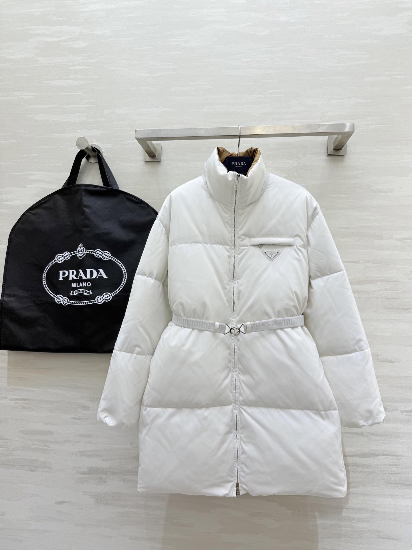 NO:605675,Comes with dust bag Prada｜Pumpkin-colored autumn stand-collar mid-length down jacket. Autumn and winter atmosphere. Full of retro feel. 90 white duck down filling inside, super warm and comfortable. Original matched hardware accessories. High-quality customization. Ready for sale. SizeS/M/L (S size shoulder width 50, chest 106, length 80),, prada, jackets & coats, down jacket, alexander wang19860909配防尘袋Prada｜南瓜色的秋天立领中长款羽绒外套 秋冬氛围感穿搭 复古感拉满 内里90白鸭绒填充超级保暖舒适 原版对版五金配件 高品质定制 现货首发sizeS/M/L（s码肩宽50,胸围106,衣长80）,,prada,jackets & coats,down jacket,alexander wang,Women's clothing