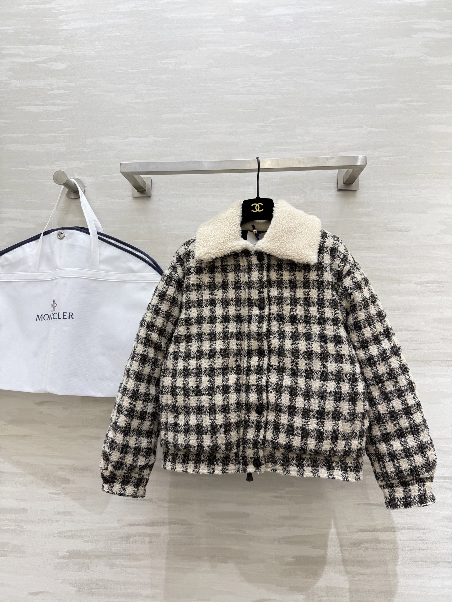NO:605679,Comes with dust bag #Moncle's new autumn and winter woven wool tweed goose down jacket, filled with 90% white goose down on the inside and wool blended woven fabric on the outside, high quality customization, available now, sizeS/M/L (S size shoulder width 50, chest 104, length 55),,alexander wang19860909配防尘袋#Moncle秋冬新款 编织羊毛花呢鹅绒服 内里填充90白鹅绒 外层羊毛混纺编织面料 高品质定制 现货首发sizeS/M/L（s码肩宽50,胸围104,衣长55）,,alexander wang,Women's clothing