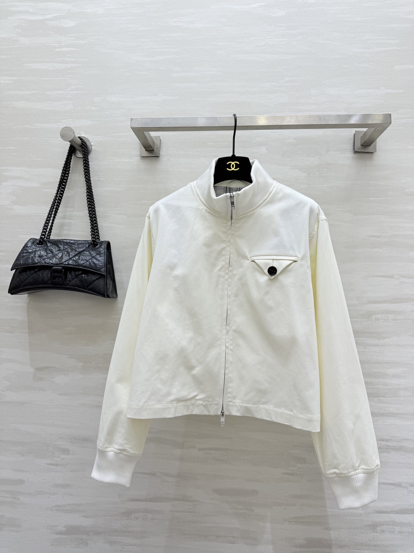 NO:605683,BV｜New triangle logo jacket. Unisex style. A work jacket with a particularly slim proportion on the upper body. The trompe l'oeil denim matching the silhouette is particularly refreshing. High quality. Available now in sizes S/M/L (S size shoulder width 40, bust 102, length 48),,bottega veneta,jackets & coats,jackets & coats,alexander wang19860909BV｜新款三角标夹克 中性风穿搭 上身特别显三七比例的一件工装外套 搭配廓形的错视牛仔 特别清爽 高品质 现货来sizeS/M/L（s码肩宽40,胸围102,衣长48）,,bottega veneta,jackets & coats,jackets & coats,alexander wang,Women's clothing