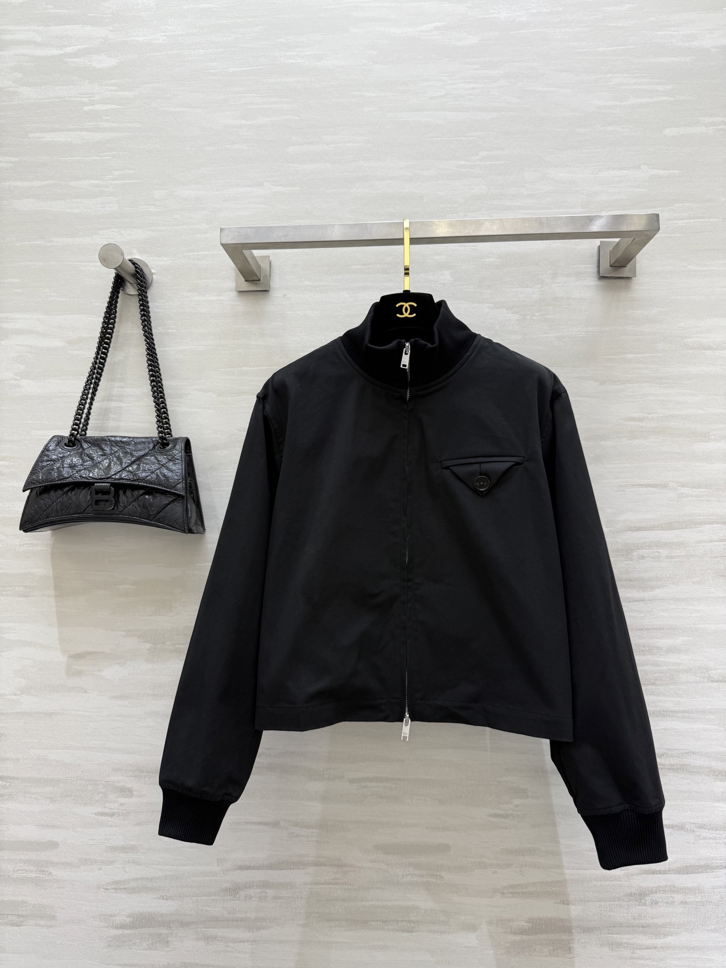 NO:605689,BV｜New triangle logo jacket. Unisex style. A work jacket with a particularly slim proportion on the upper body. The trompe l'oeil denim matching the silhouette is particularly refreshing. High quality. Available now in sizes S/M/L (S size shoulder width 40, bust 102, length 48),,bottega veneta,jackets & coats,jackets & coats,alexander wang19860909BV｜新款三角标夹克 中性风穿搭 上身特别显三七比例的一件工装外套 搭配廓形的错视牛仔 特别清爽 高品质 现货来sizeS/M/L（s码肩宽40,胸围102,衣长48）,,bottega veneta,jackets & coats,jackets & coats,alexander wang,Women's clothing