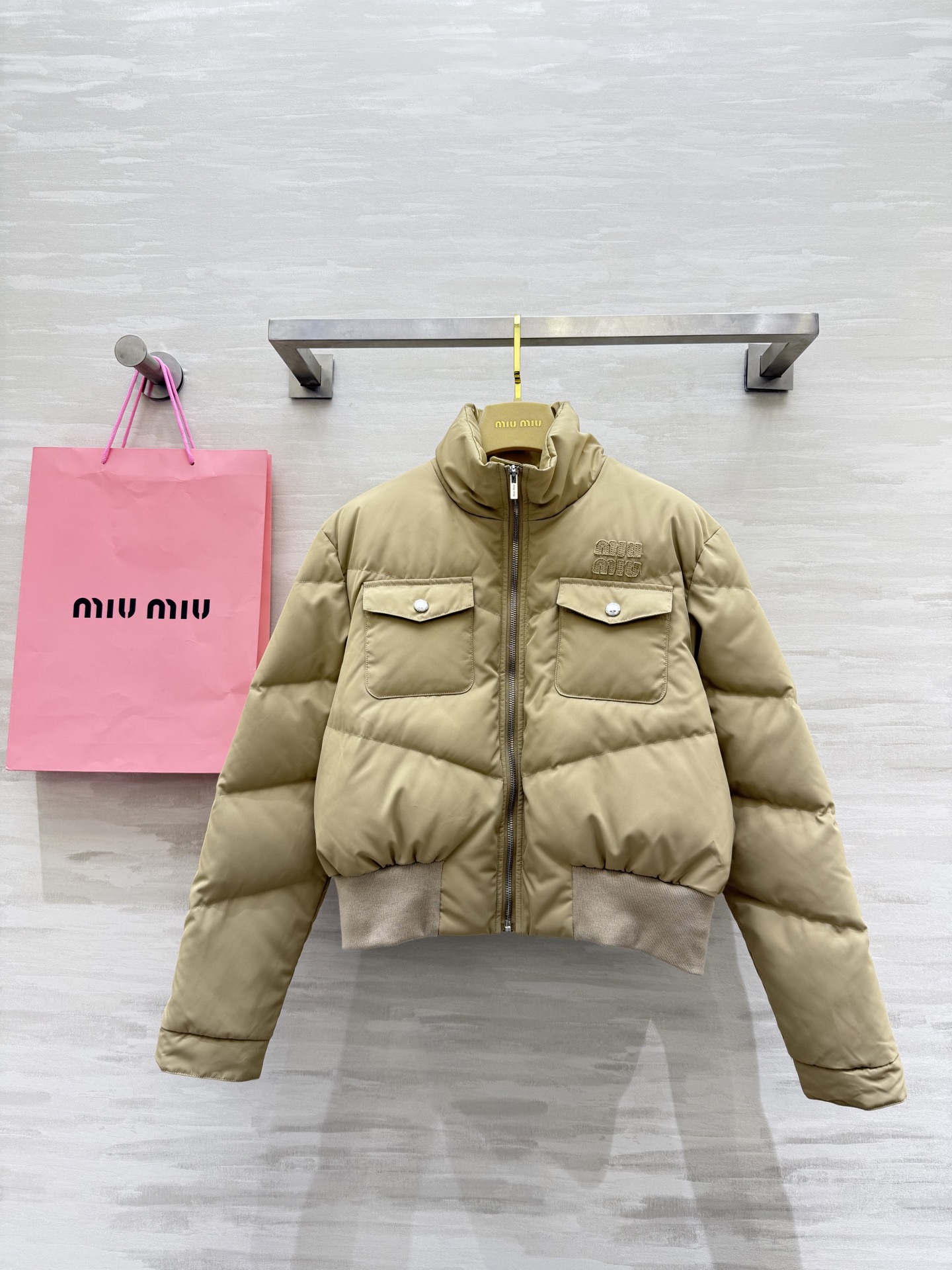 NO:605695,Comes with dust bag #Miu new autumn and winter stand-up collar goose down bread jacket, 90% white goose down filling inside to keep warm and comfortable, high quality, available in stock, sizeS/M/L (S size shoulder width 45, bust 104, length 49),,miumiu,alexander wang19860909配防尘袋#Miu秋冬新款 立领鹅绒面包服 内里90白鹅绒填充保暖舒适 高品质 现货来sizeS/M/L（s码肩宽45,胸围104,衣长49）,,miumiu,alexander wang,Women's clothing