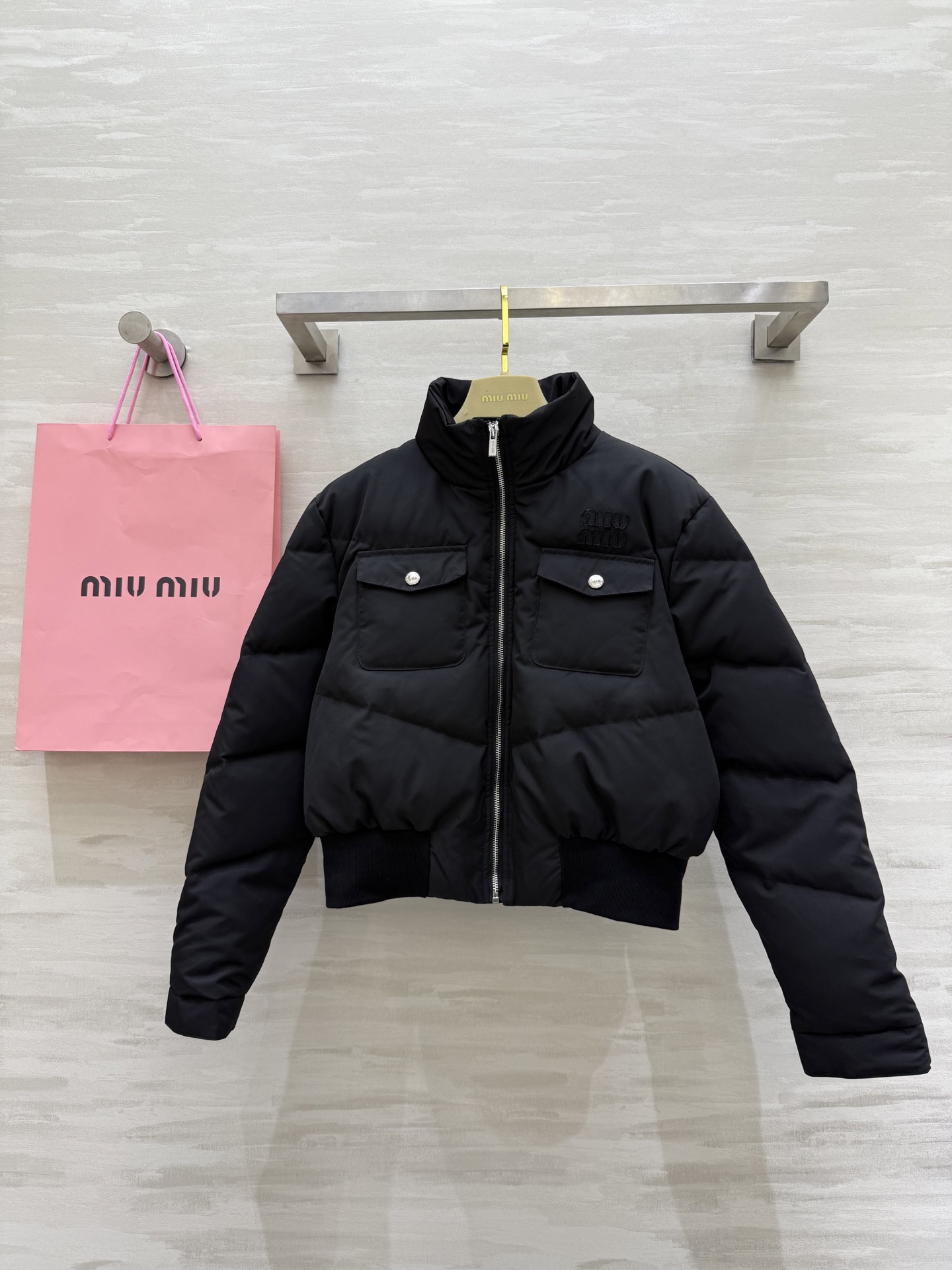 NO:605701,Comes with dust bag #Miu new autumn and winter stand-up collar goose down bread jacket, 90% white goose down filling inside to keep warm and comfortable, high quality, available in stock, sizeS/M/L (S size shoulder width 45, chest 104, length 49,,miumiu,alexander wang19860909配防尘袋#Miu秋冬新款 立领鹅绒面包服 内里90白鹅绒填充保暖舒适 高品质 现货来sizeS/M/L（s码肩宽45,胸围104,衣长49,,miumiu,alexander wang,Women's clothing