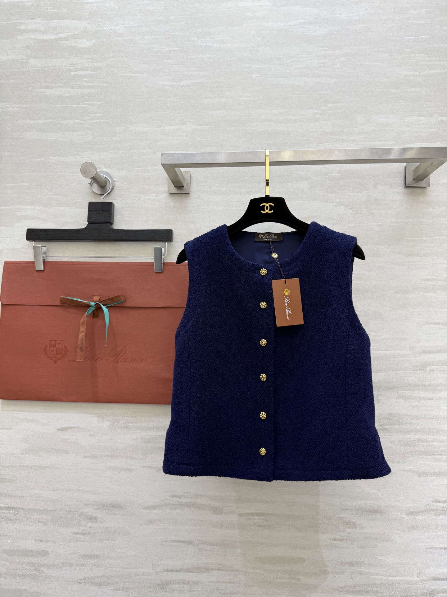 NO:605707,#LP new autumn and winter style dark blue wool tweed vest, thick texture and warm, perfect for autumn and winter!  Sleeveless design + gold buttons, perfect details, round neck cut, simple and elegant, easy to wear for commuting and leisure, classic 'old money style' temperament, paired with high-waisted pants or skirts, it will give you an elegant retro feel!  High quality, available in stock, sizes S/M/L (S size bust 88, length 47), loro piana, skirts, alexander wang19860909#LP秋冬新款 深蓝色羊毛粗花呢马甲 质地厚实保暖 秋冬穿超合适！无袖设计＋金色纽扣 细节满分 圆领剪裁简约大方 通勤休闲都能轻松驾驭 经典“老钱风”气质 搭配高腰裤或半身裙 优雅复古感直接拉满！高品质 现货来sizeS/M/L（s码胸围88,衣长47）,,loro piana,skirts,alexander wang,Women's clothing