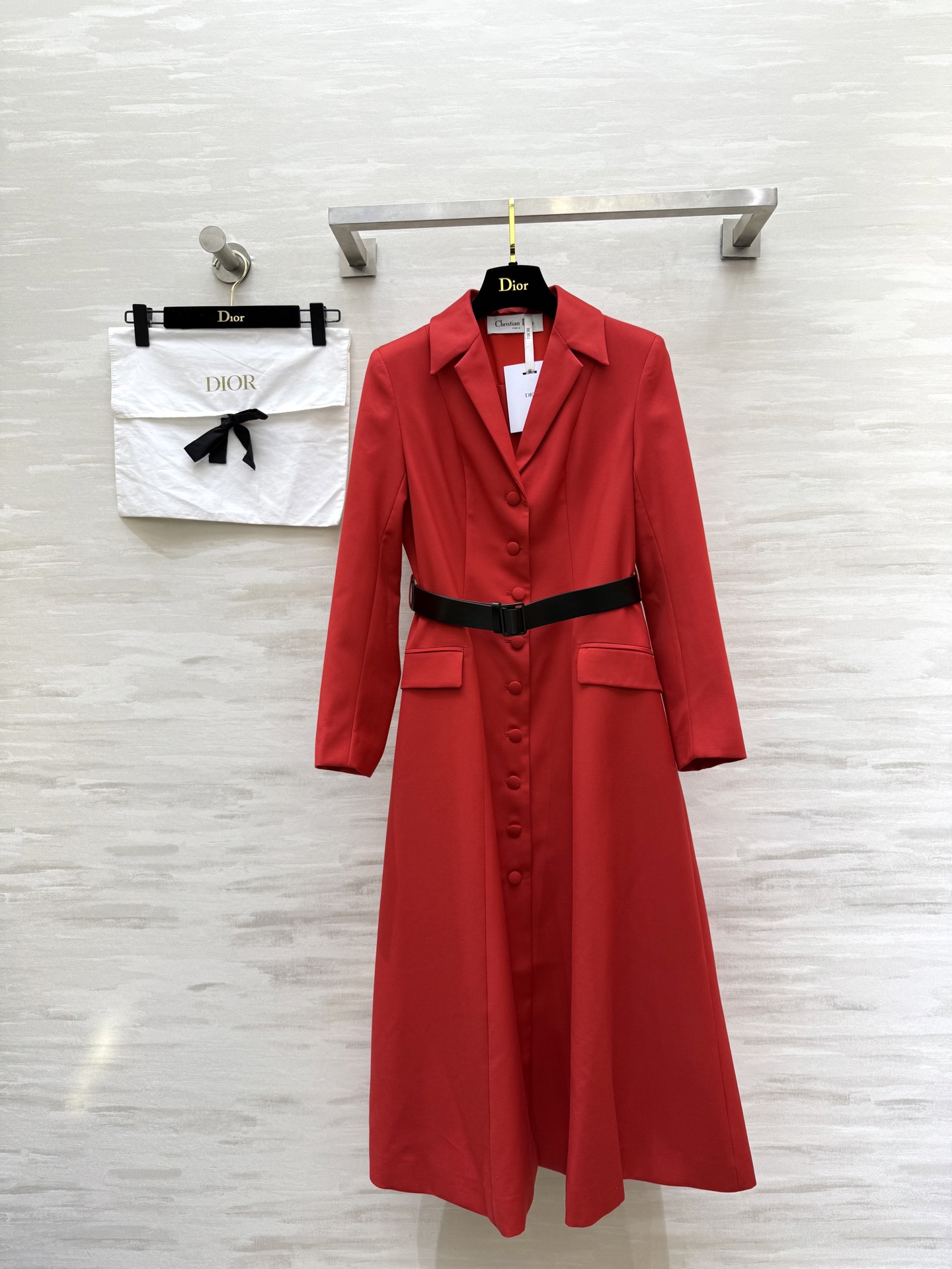 NO:605688,Comes with dust bag #DIO windbreaker style dress. Mid-length A-line large skirt design. Elegant and aura. Black belt outlines the waistline. Slim and slim. Retro red is super white. It can be easily worn for commuting or formal occasions!  Both retro and modern, full of high-end feel!  High quality, available in stock, sizes S/M/L/XL (S size shoulder width 37, bust 96, skirt length 117), dior, skirts, alexander wang19860909配防尘袋#DIO风衣式连衣裙 中长款A字大裙摆设计 优雅又有气场 黑色腰带勾勒腰线 修身显瘦 复古红色超显白 通勤或正式场合都能轻松驾驱！复古与现代感兼具 高级感满满！高品质 现货来sizeS/M/L/XL（s码肩宽37,胸围96,裙长117）,,dior,skirts,alexander wang,Women's clothing
