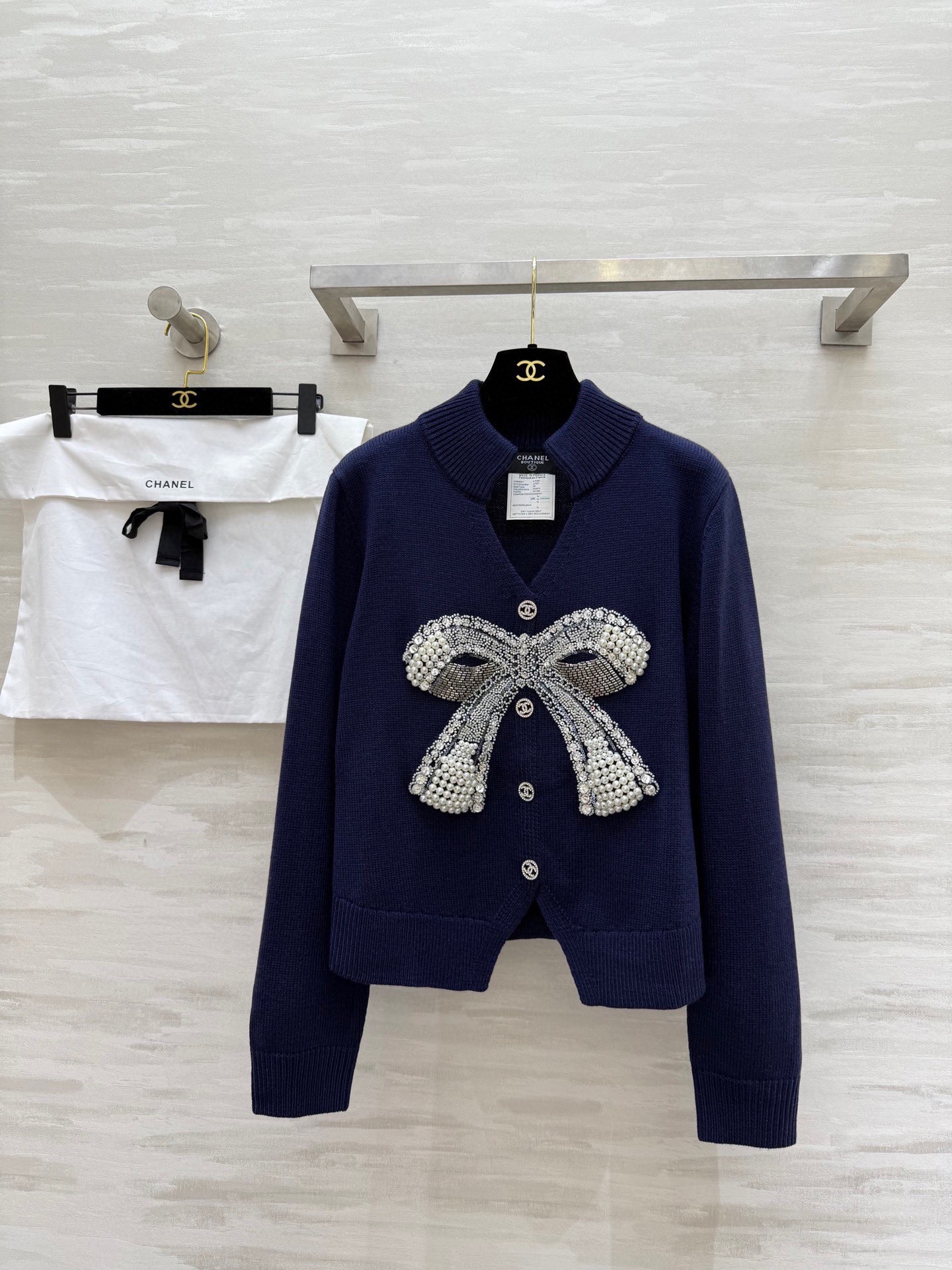 NO:606139,#Chane autumn and winter new style, used heavy industry series, pearl studs and diamond bow pullover sweater, customized wool yarn to keep warm and comfortable, handmade bow embellishment, high-end and exquisite, high quality, available in stock, size36/38/40,,chanel,sweaters,alexander wang19860909#Chane秋冬新款 中古重工系列 珍珠钉钻蝴蝶结套头毛衣 定制羊毛纱线保暖舒适 手工蝴蝶结点缀高级精致 高品质 现货来size36/38/40,,chanel,sweaters,alexander wang,Women's clothing